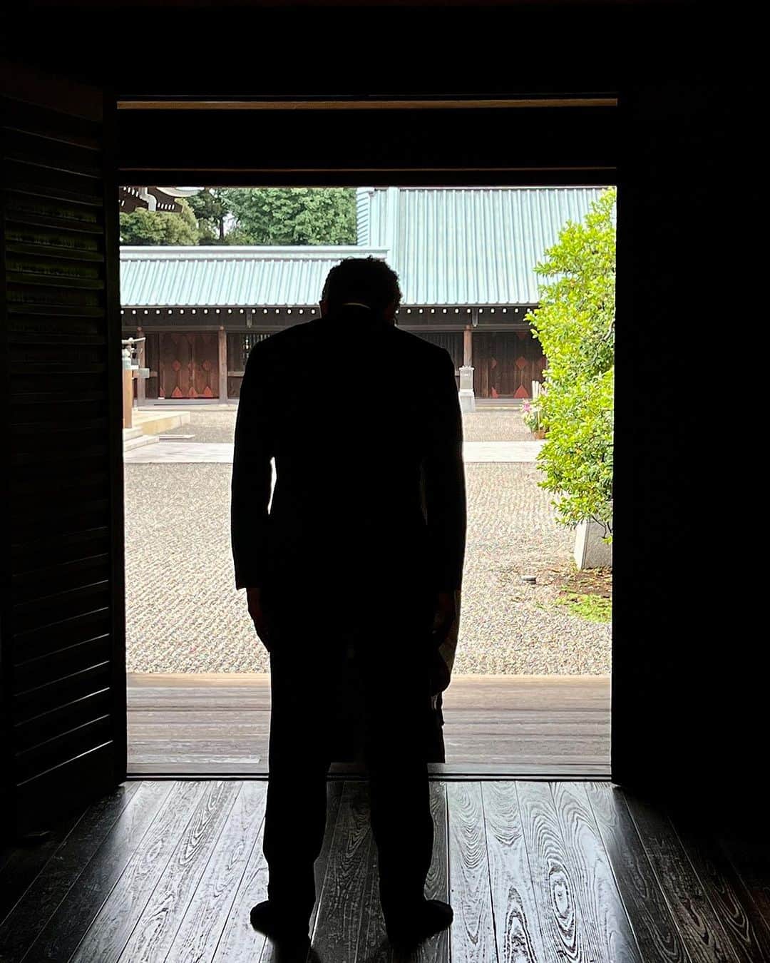 小泉進次郎のインスタグラム：「8月15日朝。 靖国神社に参拝しました。  毎年この日はじりじりと照りつける陽射しが印象的ですが、今日は台風の影響を感じる中での参拝でした。  この後はお昼に日本武道館で開催される戦没者追悼式に出席し黙祷を捧げます。  #8月15日 #靖国神社 #参拝 #日本武道館 #戦没者追悼式 #黙祷」