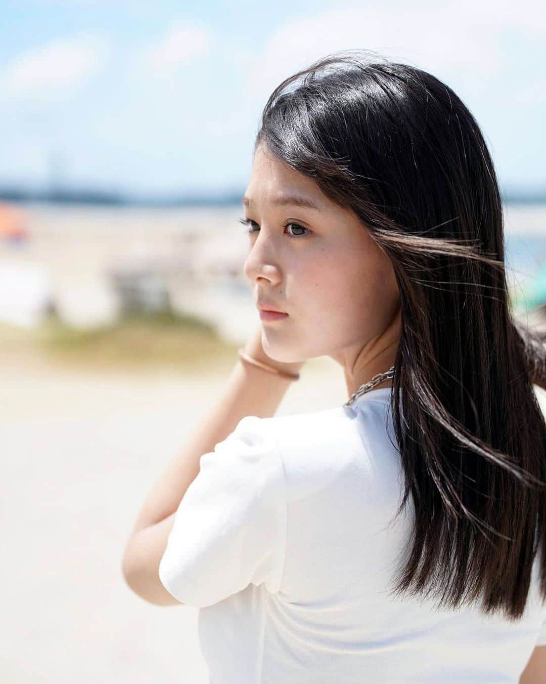 伊與田綾音のインスタグラム：「おはようございます！ なかなかにエモい写真が撮れました🤳  私の住んでいる地域は台風の恐れや影響はなく、一安心ですが 近畿地方では大雨や停電などで色々大変そうですね…  台風の影響が強い地域の人は、備えを十分にして気をつけてくださいね🥹」