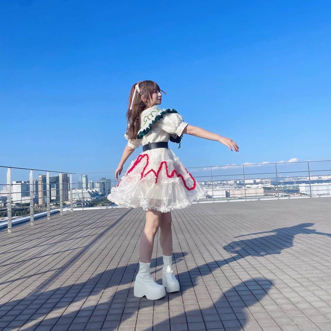 のインスタグラム：「めたまっぱ全員が揃うと、ぐちゅぐちゅまざったいちごよーぐるとぱふぇが完成する衣装🍓 わたしはくりーむとかいちごソースとかの役割担ってます♡♡ 「いちご完全犯罪/猫の国」 また私にとってとっても大切な宝物のような曲が増えました、これからも大事に大事にうたっていきます🎶」