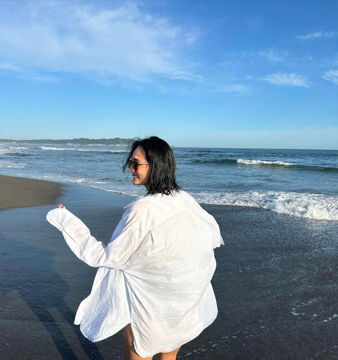 山賀琴子さんのインスタグラム写真 - (山賀琴子Instagram)「海辺を歩くだけでも楽しい、気持ちいい🤍  私の育った街には海がなくて、毎年夏に家族で海へ行くのが楽しみだったなぁ💭 大人になってもあの時の気持ちはまだ思い出せることが嬉しい🎐」8月15日 18時50分 - kotokoyamaga