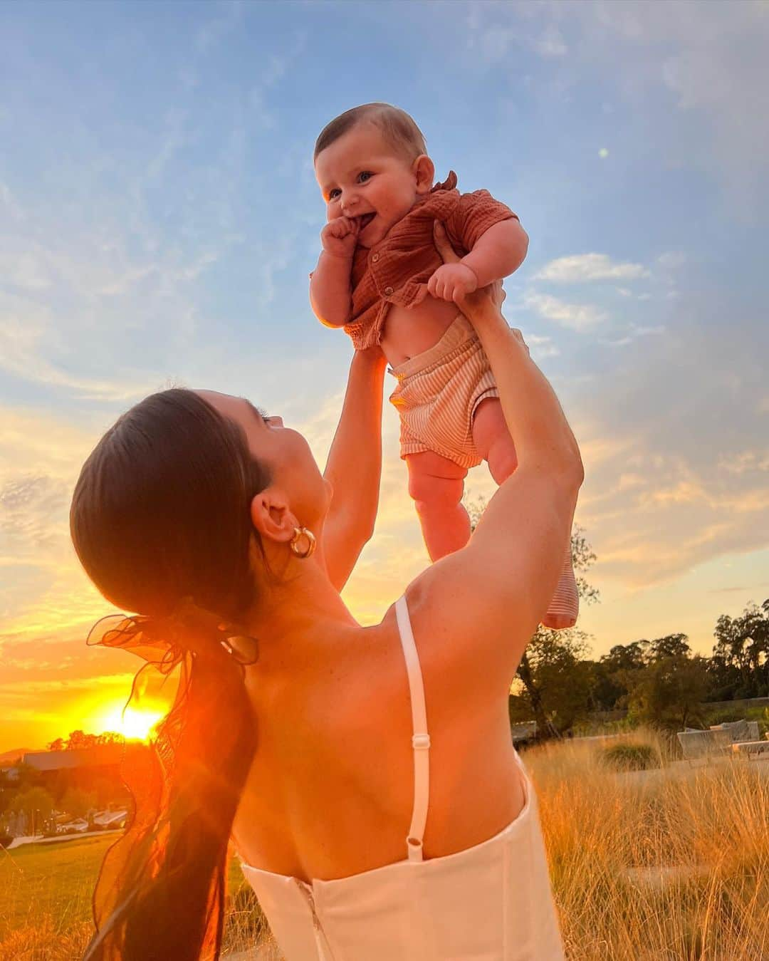 ジェナ・ジョンソンのインスタグラム：「Last nights sunset was beyond 🌅   Love this little Napa crew 🧡 If you look closely on Slide 3, you’ll see Rome’s 2 bottom teeth making their debut!!!」