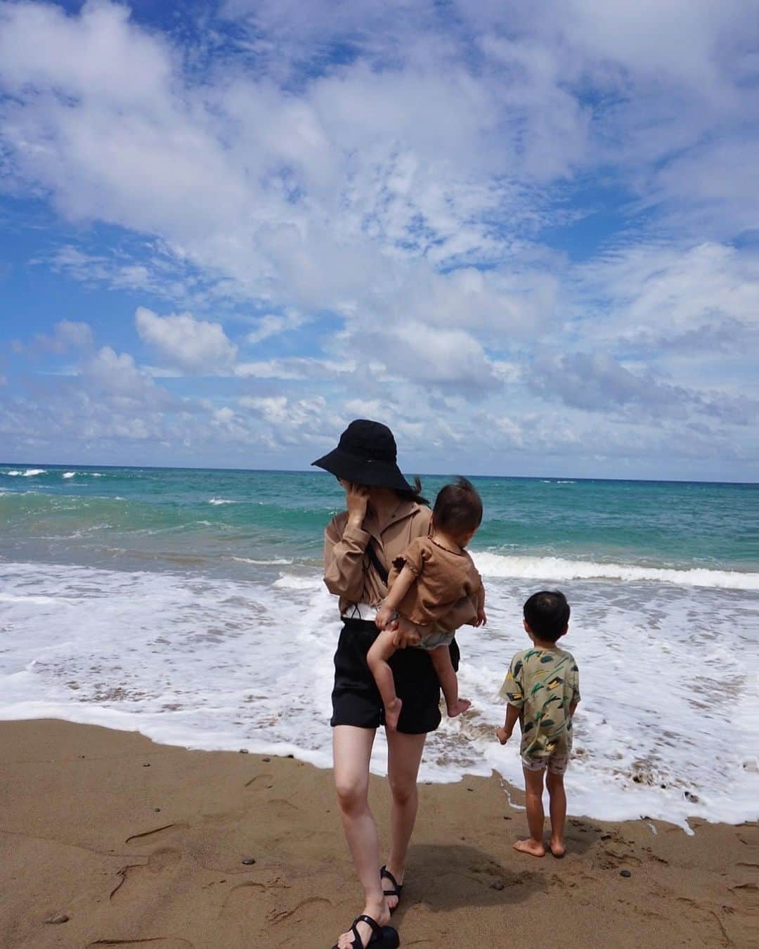 MAKI MIYAMOTO 宮本真紀さんのインスタグラム写真 - (MAKI MIYAMOTO 宮本真紀Instagram)「夏休み感満載のお盆休み🏖️ 毎日子ども達も全力すぎてやんちゃに色々で、猛暑の中のアウトドアはホントに炭酸とコーヒーないと無理！笑 今年2回目の花火観られて嬉しかったー🧡  #お盆休みの過ごし方#兄妹ママ#kjp_summer23」8月15日 10時34分 - makime_me_