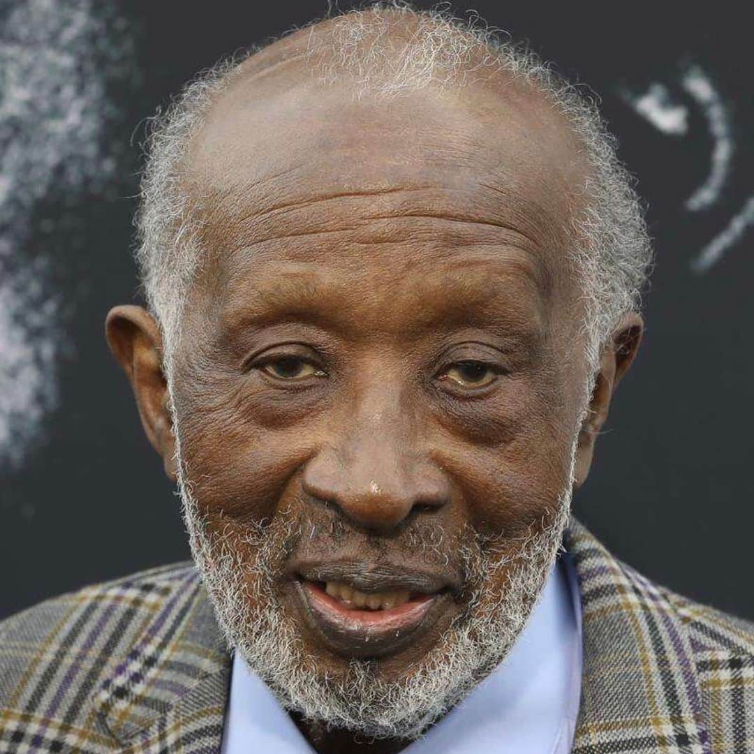 マックスウェルのインスタグラム：「Clarence Avant The GodFather Of Music REST IN PEACE KING 🙌🏿」
