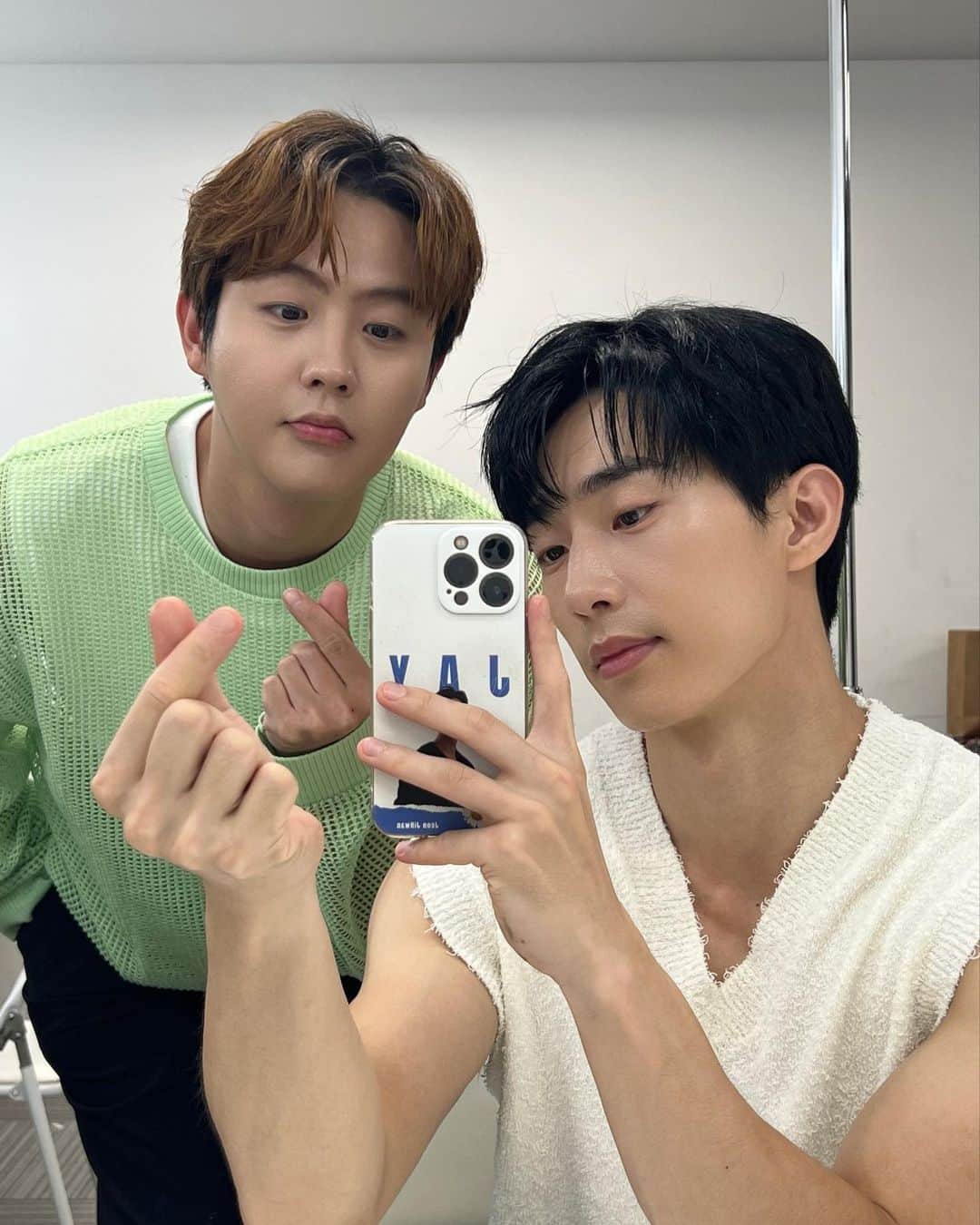 インジュン のインスタグラム：「💙🖤🥰」