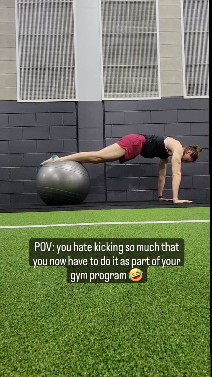 ケイト・キャンベルのインスタグラム：「My new least favourite trunk exercise...if I don't like an exercise then I know it's good for me 🤣 #swimming #core #gym #dryland」