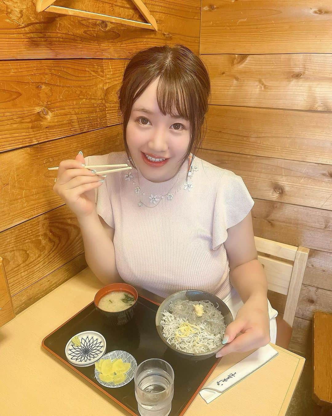 愛場れいらさんのインスタグラム写真 - (愛場れいらInstagram)「夏は生しらす丼だよね❤️❤️  おいしぃ🌻  #彼女とデートなうに使っていいよ  #彼女感  #撮影会　#撮影モデル　#可愛い女の子  #グラビア　#グラドル　#綺麗なお姉さん　#japanesegirl #asiangirls  #asianmodel  #asianbeauty  #gravure #kawaii #愛場れいら」8月15日 10時51分 - aibareira2