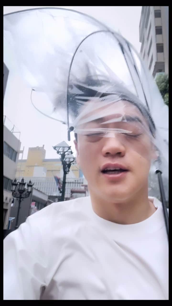 おばたのお兄さんのインスタグラム：「強風の中、舞台に来られるお客様への注意喚起動画を撮っていたつもりが【強風セルフストリートスナップ】に変わりました。 #強風セルフストリートスナップ #ハッシュタグ作ったところで多分もう使わないのよ #帽子どっか行きました #神隠し #おばたの帽子の神隠し #千と千尋の神隠し #御園座 #橋本環奈 #上白石萌音」