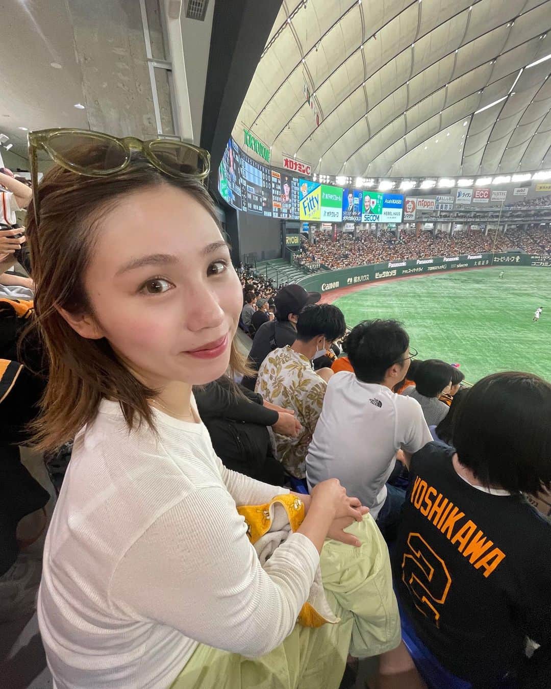 荒川真衣のインスタグラム：「野球観戦デート⚾️❤️  パンツとバックはペットボトルから生まれ変わった お洋服なんだけど ほんっとーに汚れないし涼しいし可愛い♻️🌏  #デート相手は地元の友達 #福井1陽キャな子w」