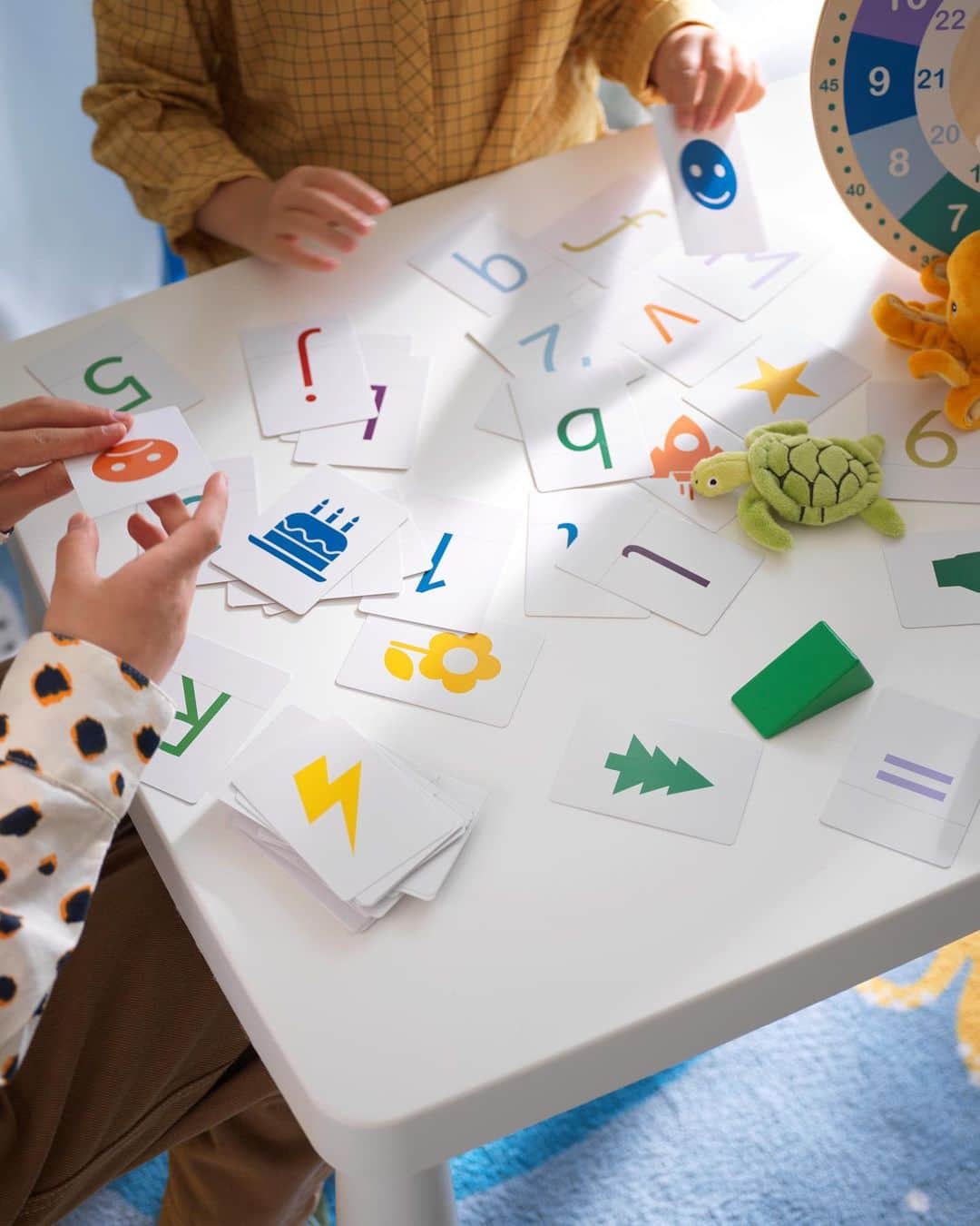 IKEA JAPANさんのインスタグラム写真 - (IKEA JAPANInstagram)「夏休み、子どもとのおうち時間を充実させるためのアイテム👨‍🍳 ⁡ 子供にとって家での時間が増える夏休み。 イケアには、子どもとのおうち時間を楽しむためのアイテムがそろっています。 子どもの創造性を育む工作セットや、かわいい形の氷をつくれるアイスキューブトレイ、子ども用の調理器具など、自由研究に役立ちそうなものも。 ⁡ 今年の夏はどんなアクティビティを試してみたいですか？ ⁡ #イケア #IKEA #ikeajapan #この家が好き #ものに居場所を #IKEAオンラインストア #ワンルーム #サステナブル #サスティナブル #おうち時間 #インテリア #家具 #部屋づくり #一人暮らし」8月15日 11時00分 - ikeajapan