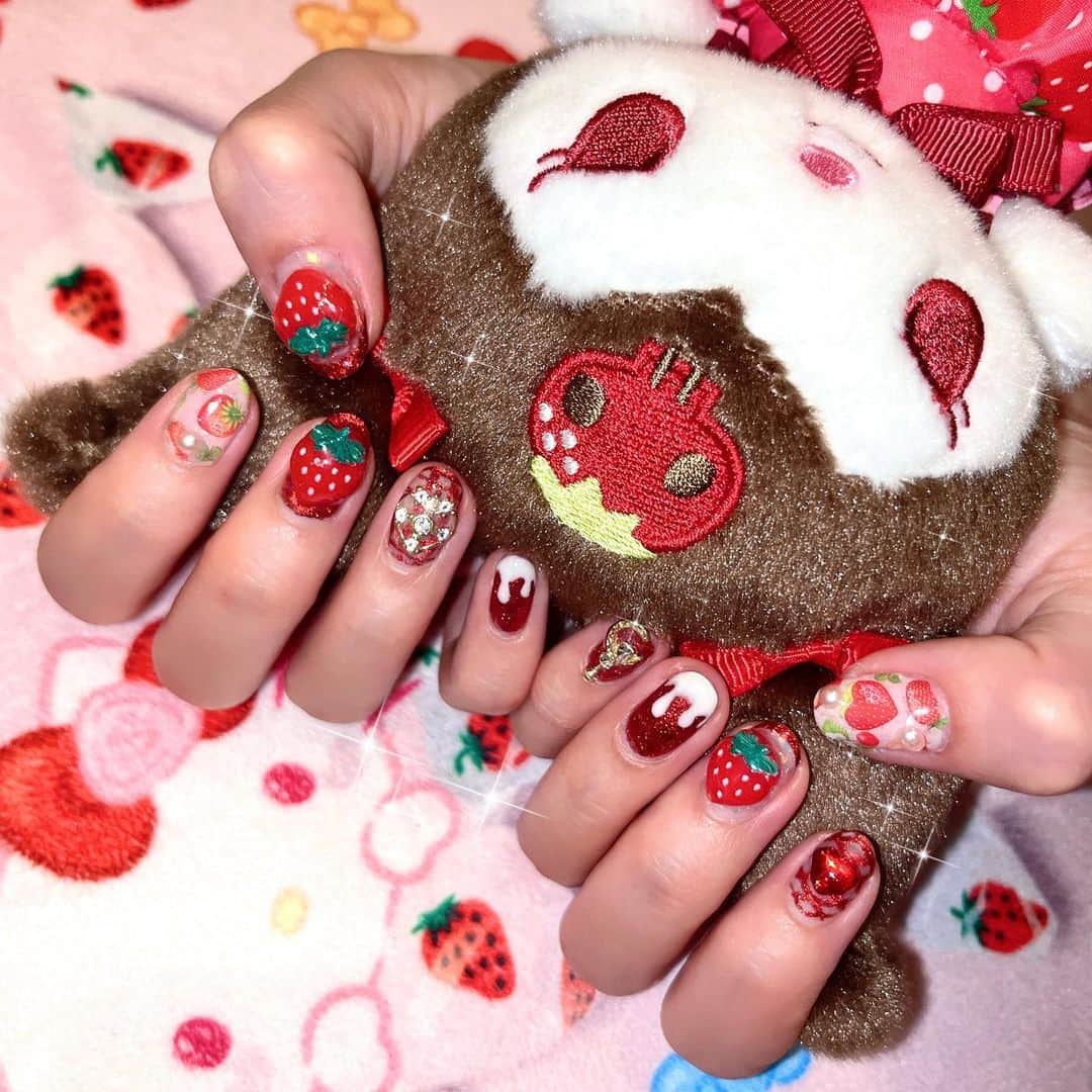 藍染カレンのインスタグラム：「ラメラメ真っ赤ないちごネイル🍓 ✦.*·̩͙ セルフネイルハマった すごく楽しい  ※クロミちゃまのことは凄くｿｯとにぎっています」