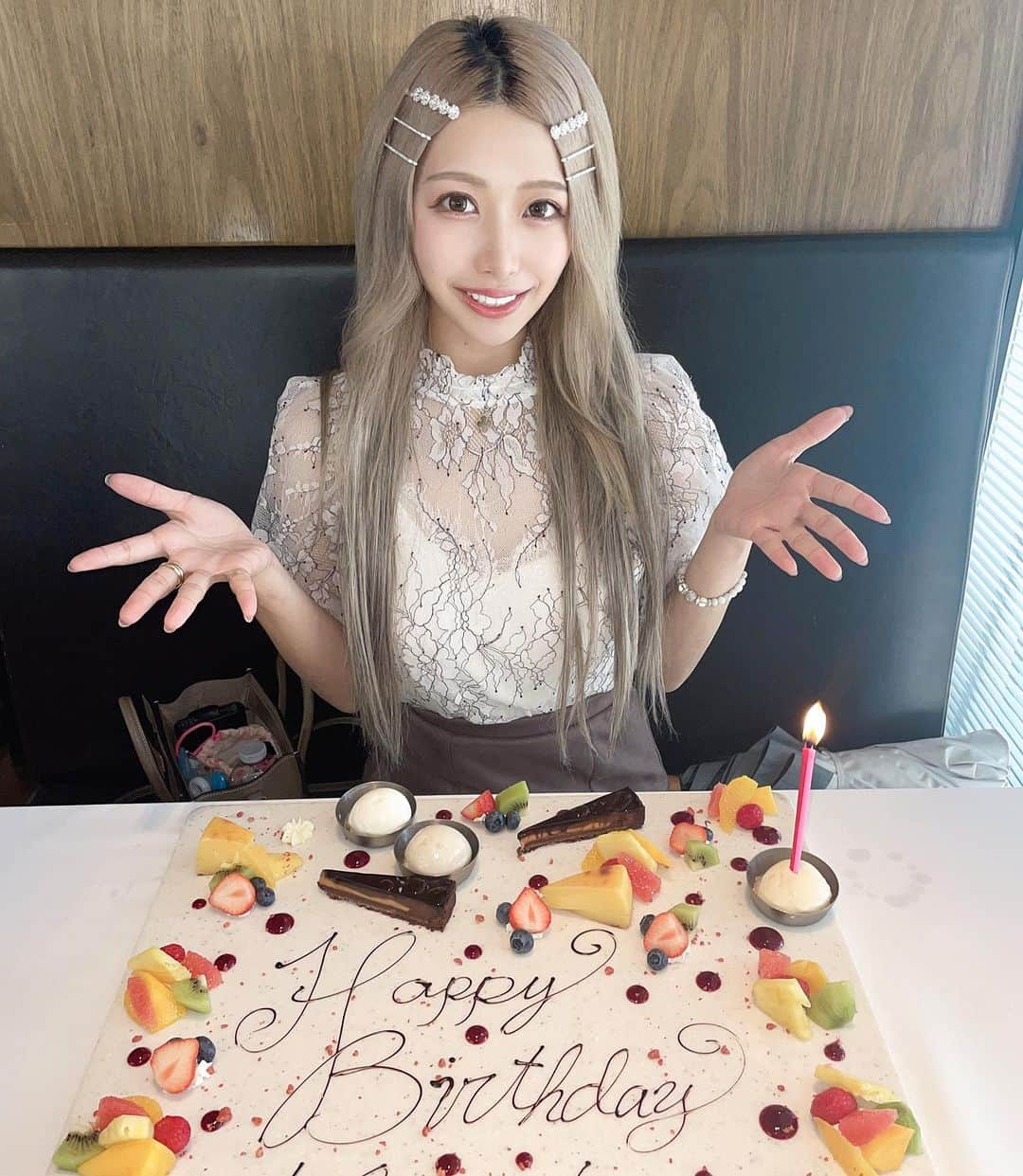 HANAのインスタグラム：「･ ･ こないだ友達が誕生日のお祝いしてくれたよ🎂 ･ オシャレで料理も美味しいお店選んでくれて 素敵な時間をありがとう〜♡♡ プレートもフルーツ沢山で映えるし可愛かった🍓 ･ #表参道#表参道カフェ#表参道ランチ #港区#港区グルメ #港区ランチ #港区女子会 #女子会#ランチ#ランチ巡り#韓国コーデ #誕生日#誕生日プレート #誕生日プレゼント #tworoomsgrillbar #tworooms」