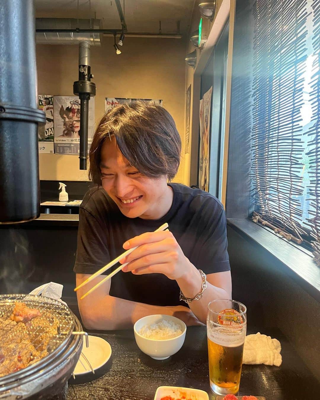 松本大志さんのインスタグラム写真 - (松本大志Instagram)「肉に真剣になり過ぎて、口が少し開いてしまってる😂 🍖と🍺って最高の組み合わせ☺︎」8月15日 11時20分 - taishi_ma