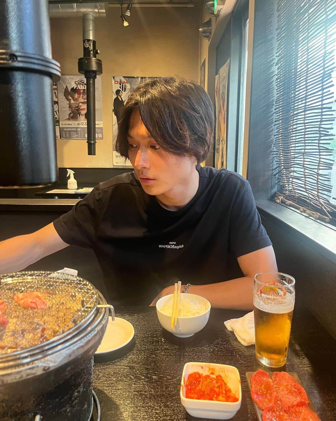 松本大志のインスタグラム：「肉に真剣になり過ぎて、口が少し開いてしまってる😂 🍖と🍺って最高の組み合わせ☺︎」