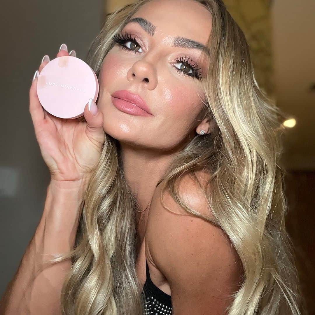 BROOKE EVERSのインスタグラム：「Let's talk setting powder! I've never been a fan! Until discovering @lust__minerals HD SETTING POWDER! Now I can't do a show without it! It keeps my foundation in place without looking too heavy. The best part is it prevents the light from reflecting so I can get the perfect live shot. Winning! My code is "BROOKE15" #lustminerals #ad」