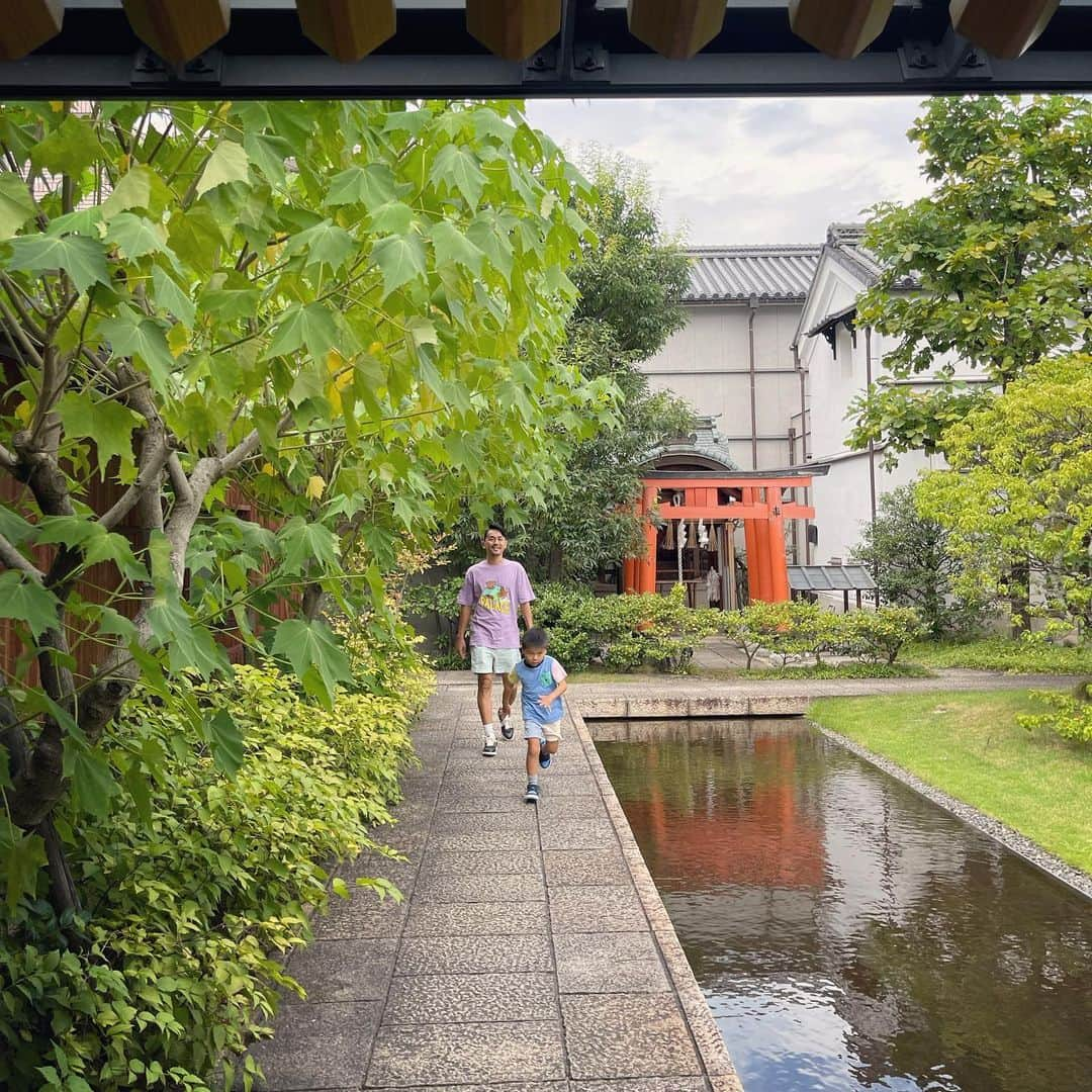 小川ひとみさんのインスタグラム写真 - (小川ひとみInstagram)「TORAYA🐅 息子が大好きな抹茶🟢 かき氷に大喜びでした🧊 娘達と甘味処へ行く日が 待ち遠しい🤤 家族で京都に来たら神戸へ帰る前に 必ず訪れていた一条の虎屋 両親に会いたくなりお土産を買って この後急遽実家へ帰りました🤭💓 子供達もいつか 家族でよく行った場所へ訪れた時に 懐かしい気持ちで 私たちに会いたくなってくれますように🥰 #虎屋 #kyoto #京都 #family」8月15日 11時23分 - hitomy220