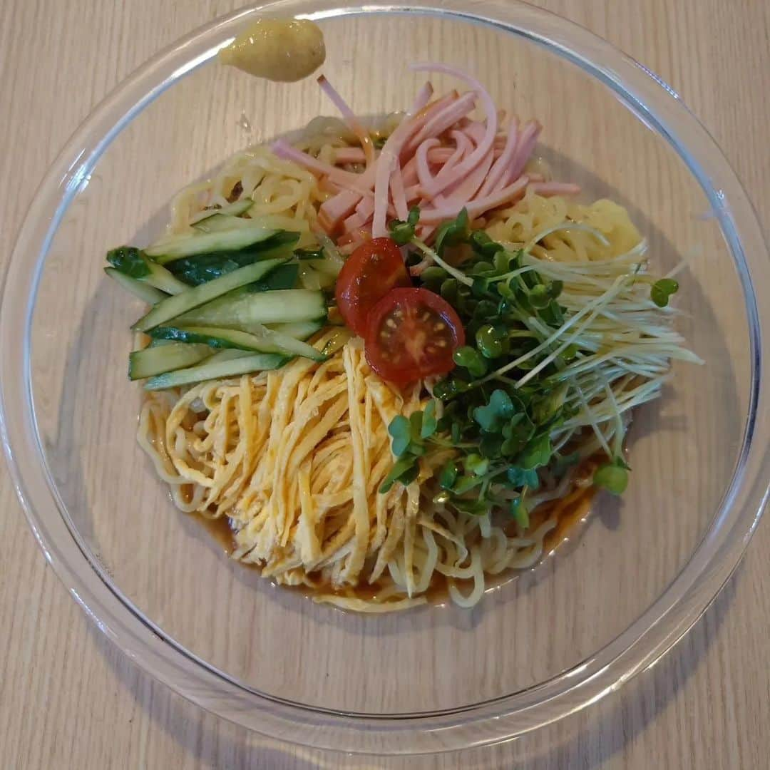 森末慎二さんのインスタグラム写真 - (森末慎二Instagram)「🦐みやーく商店です。  今日も宮古島は暑い🔥朝から良い天気☀️です。晴れ後曇り気温33度😨 こんな暑い時は冷たくさっぱりの冷やし中華はいかがですか😄  お店は通常通りの営業です。 皆さんのお越しをお待ちしています。  お店電話番号  0980-79-9292 田中店長　070-8429-7387 お昼ランチはオープン11:30〜14:30ラストオーダー15:00です。夜の🏮居酒屋は17:30から21:00です。予約のお電話お待ちしています。定休日は水曜日、木曜日です。#みゃーく商店  #宮古島 #天丼 #宮古島野菜 #宮古島ランチ #宮古島グルメ #車海老 #グルクンの天ぷら #宮古島ごはん #宮古島天丼 #宮古島海老天丼 #沖縄天丼 #海老天丼 #海老 #島食材 #沖縄宮古島 #沖縄 #パパイアの天ぷら   #車海老天丼  #okinawa #居酒屋#miyakojima #森末慎二 #morisue shinji #TUBE #前田亘輝 #BEGIN  #サザンオールスターズ  #松田弘」8月15日 11時25分 - morisue_shinji