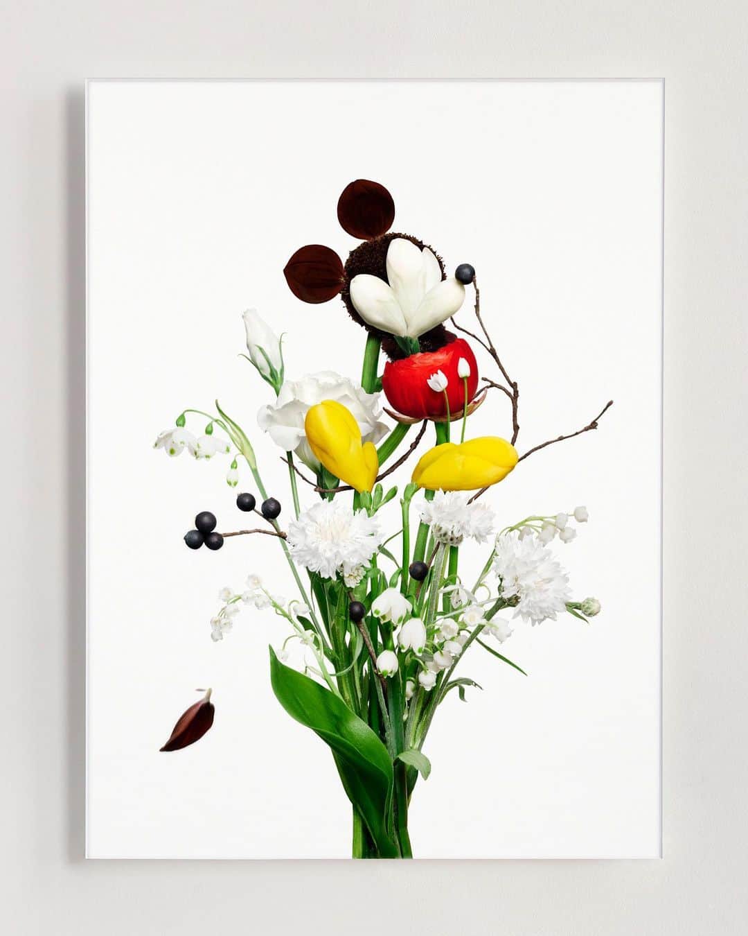 吉田ユニさんのインスタグラム写真 - (吉田ユニInstagram)「ウォルト・ディズニー・カンパニー100周年のプロジェクト「Disney Create 100」に参加させていただいています。お祝いの気持ちを込めて花束でMickey MouseとMinnie Mouseをつくりました。 I'm participating in the Walt Disney Company 100th anniversary project "Disney Create 100". I made Mickey Mouse and Minnie Mouse out of a bouquet to celebrate them.  @DISNEYSTYLE  @makeawishintl  #DisneyCreate100 #Disney100 #ディズニー100 #flower #bouquet  #mickeymouse  #minniemouse #anniversary」8月15日 11時25分 - yuni_yoshida