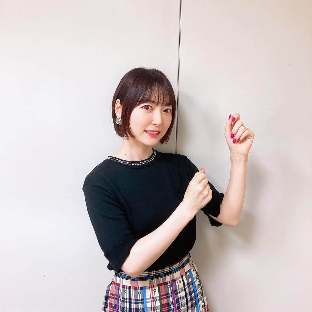 のインスタグラム：「. ぽかぽか7月衣装まとめです☀️ 暑い中観覧に来てくださる方、テレビで楽しんでくださる方、いつもありがとうございます☺️✨ #ぽかぽか #花澤香菜   1枚目: #muveil  #tamas  2枚目: #3etdemi  #tamas」