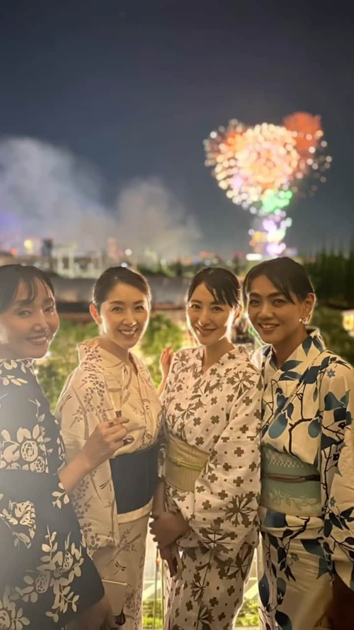 織香のインスタグラム：「神宮外苑花火🎇  こんなに近くで観れたのは初めて♡  感動〜🥺🥺🥺  ヘアメイクの小林ケンさん&ジュンさん @glamsken  @glamsjun  素敵なご夫婦のバースデー祝いも🥂 賑やかで楽しい夜でした🥰  夏楽しみ上手なメンバー🌻 @maenorichang  @hiroyo1004  @miwettam  @maeyuka  @mamimami0313  @keiko_ashida  @aokiyoshifumi  @maedaakira0305   いつもお誘いありがとう😘🩵🩵🩵  #花火 #神宮外苑 #夏の想い出」