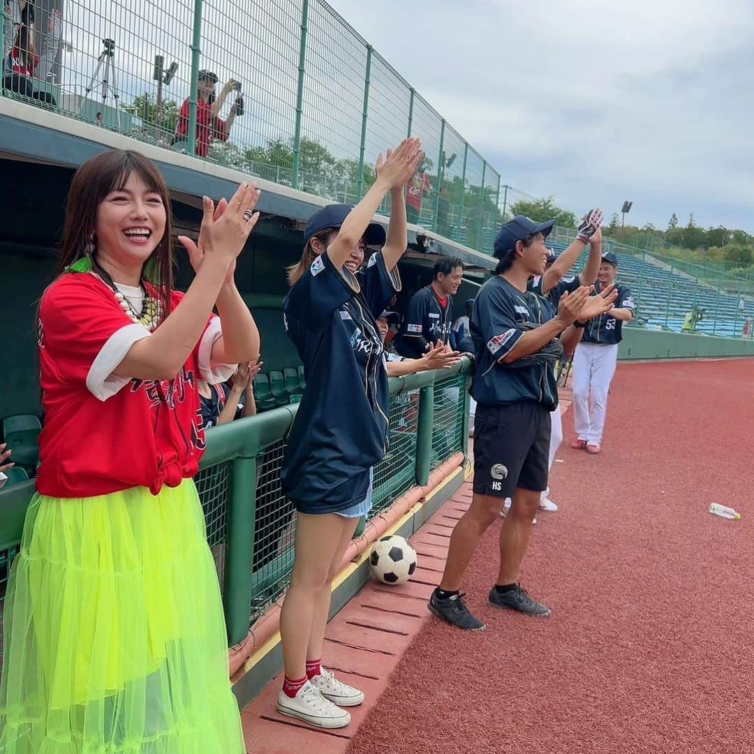 島谷ひとみさんのインスタグラム写真 - (島谷ひとみInstagram)「昨日は、広島県にあります『三次きんさいスタジアム』にて野球イベントでした⚾️  たくさんのプロがいて豪華な、そして和やかな野球が見られて楽しかったです❗️  子供達もいい思い出になったのではないでしょうか？  今回お誘いいただいた、元広島カープの横山弘樹さんありがとうございました😊  素晴らしい取り組みに感銘を受け今回私にもできることがあればと参加させていただきましたが、次は我が野球チームHitomino Creapとぜひ対戦しましょうね❗️w  たくさんの方に会い過ぎてたくさんお写真を撮ったのですが何が何やら写真がごちゃごちゃになってしまっておりますが、こちらにて私のアルバムにある写真を思い出アルバムとして残させていただきます📸  ご参加くださったみなさま、ご協力頂いた皆様、ありがとうございました😊  #横山弘樹 さん #大野豊 さん #達川光男 さん #阿部友裕 #天谷宗一郎 さん #高橋大樹 さん #島谷ひとみ #三次きんさいスタジアム」8月15日 11時31分 - shimatani_hitomi_official