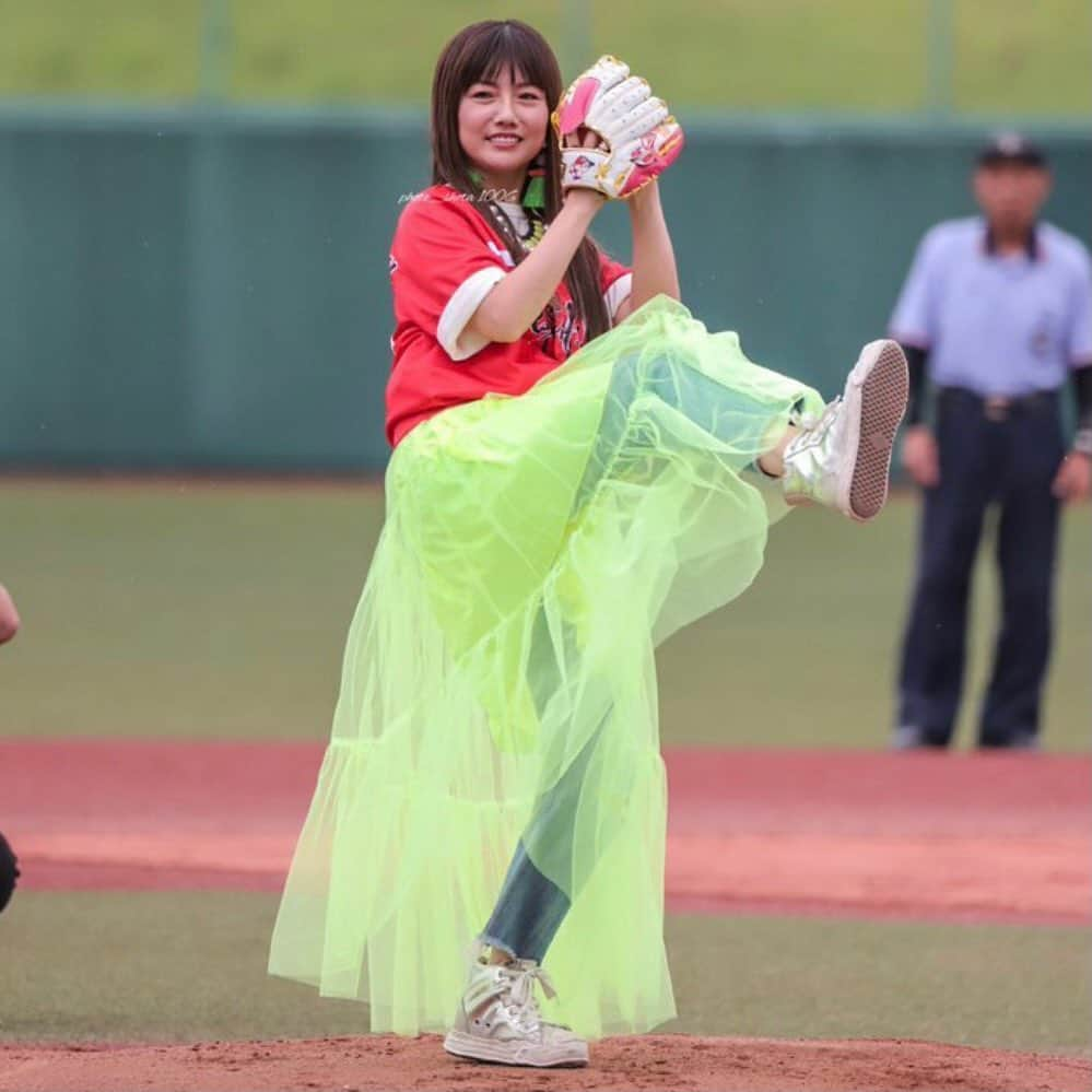 島谷ひとみのインスタグラム：「昨日は、広島県にあります『三次きんさいスタジアム』にて野球イベントでした⚾️  たくさんのプロがいて豪華な、そして和やかな野球が見られて楽しかったです❗️  子供達もいい思い出になったのではないでしょうか？  今回お誘いいただいた、元広島カープの横山弘樹さんありがとうございました😊  素晴らしい取り組みに感銘を受け今回私にもできることがあればと参加させていただきましたが、次は我が野球チームHitomino Creapとぜひ対戦しましょうね❗️w  たくさんの方に会い過ぎてたくさんお写真を撮ったのですが何が何やら写真がごちゃごちゃになってしまっておりますが、こちらにて私のアルバムにある写真を思い出アルバムとして残させていただきます📸  ご参加くださったみなさま、ご協力頂いた皆様、ありがとうございました😊  #横山弘樹 さん #大野豊 さん #達川光男 さん #阿部友裕 #天谷宗一郎 さん #高橋大樹 さん #島谷ひとみ #三次きんさいスタジアム」