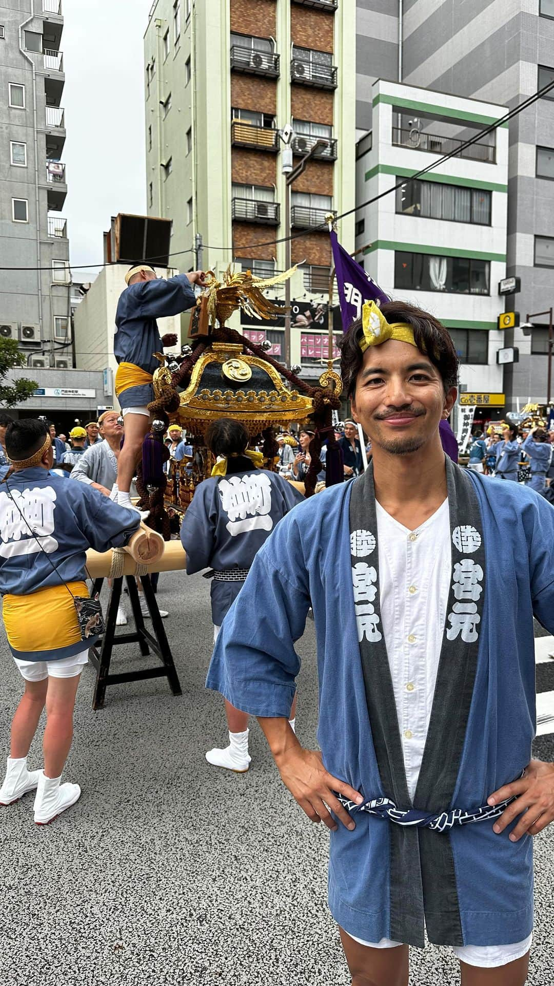 幸太のインスタグラム：「Longtime no see !! Big fes of Tomioka shrine   7月のクルーズに続き  8月のメインイベント 仲間の地元・富岡八幡宮例大祭に 15年ぶりに参加させて貰いました  15年前はグラブ帰りのオールで参加 寒くてダメかと思ったけど、最後までやり切り😅 今年はもう良い歳なんで、 ベストコンディションで挑み、なんとか完走💪  朝から台風接近で天気も不安定 曇り→晴れ→水掛け→土砂降り→晴れの繰り返し🤣  そんななか大人から子供まで、 皆んなが楽しんで神輿を担ぎ 水を掛け、盛り上げる…最高のお祭り  初っ端から、 @mitsunagaryota に良い場所で担がせて貰い 興奮して50分担ぎっぱなし（笑） TEAM @gateegolfstudio の @monkey0518 famには最初っから最後まで 上から下まで世話になりっぱなし🙏  そんなんお祭り漢としては、 最後まで楽しむしか無かったよね‼️ ( 終わってから気付いたけど、最初の50分で肩ズルむけてたわ😓)  神輿って現代の考え方からすれば有り得ないかも知れないけど、根性論と情熱🔥のみだと想う  このお祭りにかけて準備して来た人たちが 涙する姿に改めて感動を覚えたよねー  江戸三大祭りのひとつという大きな祭りに 朝から晩まで最高のポジションで楽しませてくれた 門前仲町一丁目睦会の皆さん、本当に有難うございます🙏 そして、お疲れ様でした。  Thanks for TEAM MONNAKA1 fam downtown in Tokyo   #お祭り #江戸三大祭り  #富岡八幡宮例大祭2023  #水掛け祭り  #下町魂  #門前仲町一丁目睦会  #夏の思い出 #根性論　と愛 #情熱　と感動 #日本版 #ソンクランフェスティバル だね」