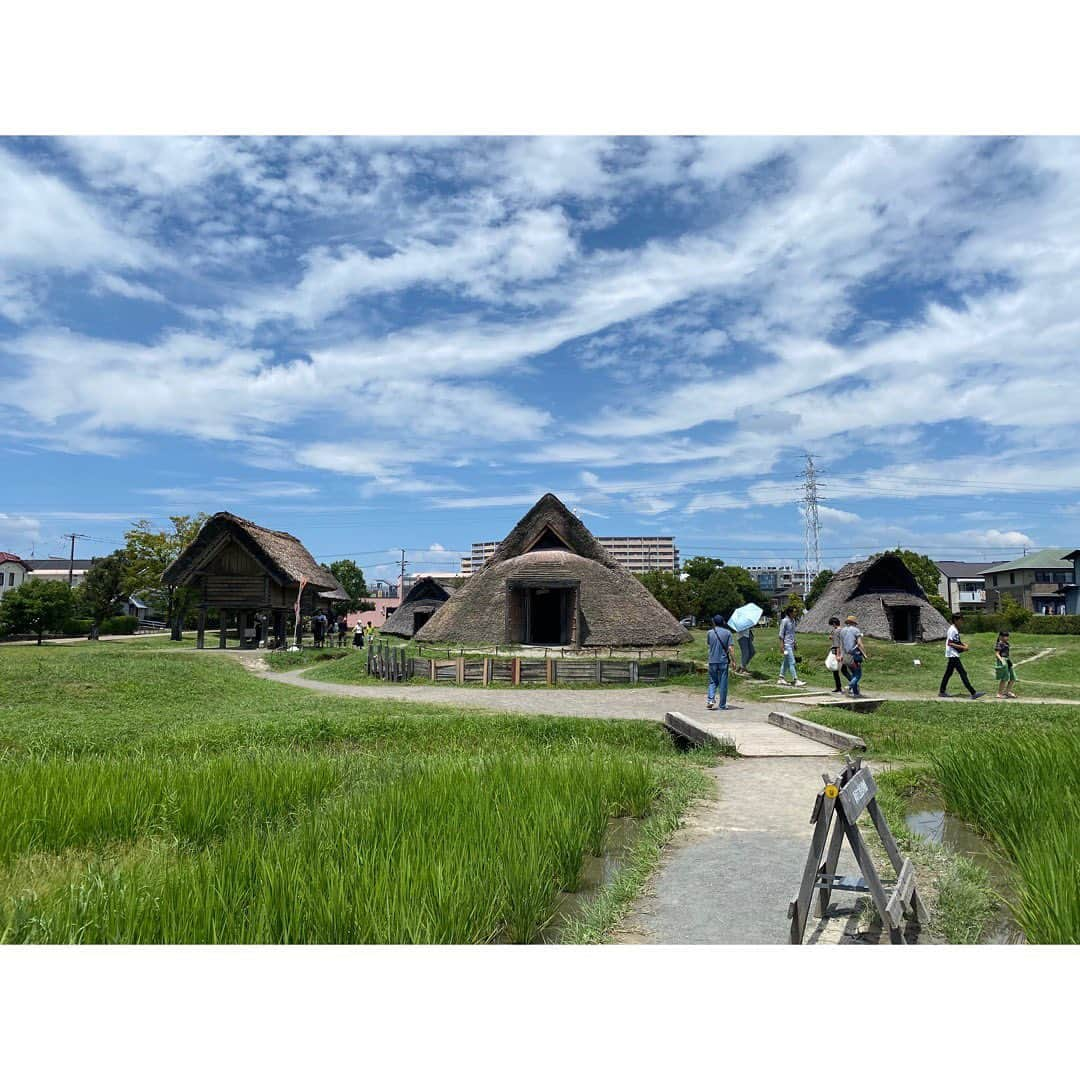 吉野史桜のインスタグラム：「友に会いにいく静岡旅〜❹  2日目は登呂遺跡へ❣️  たまに言ってると思いますが、 私は埴輪とか土器とか古墳とかが好きなので、 またまたみんなに付き合ってもらいました(笑)  歴史の勉強は苦手だけど、 縄文〜古墳時代、平安時代は好き🕊️  登呂遺跡は弥生時代に特化って感じで、 博物館内も弥生土器とか稲作についての展示でした😄  住居の周りも水田が広がっています。  教科書で見た竪穴住居〜🙌 高床式倉庫〜🙌🙌  と入れる家には全部入った😂  博物館には再現された高床式倉庫もあって そこにも入れたよ🌈  田下駄はバランス感覚なかなか難しかった！😂  機織り体験したら トロベーのシールをもらってこのポーズが流行りました🙏笑  夜は女子だけでお泊まり会だったんだけど、 いろいろ話せて楽しかったな〜💕  そして小さな天使が一緒にたくさん遊んでくれて めっちゃ爆笑の2日間でした😂  最後には私が家来になっていた！笑笑笑  と、スコップスプーンで ももアイス食べながら思い出して笑っています🍑  みんなホントにありがとう🥰 また近いうち会えますように✨ 旅日記おわり〜！！  #登呂遺跡 #静岡 #弥生時代 #竪穴住居 #高床式倉庫 #稲作 #田下駄 #トロベー」