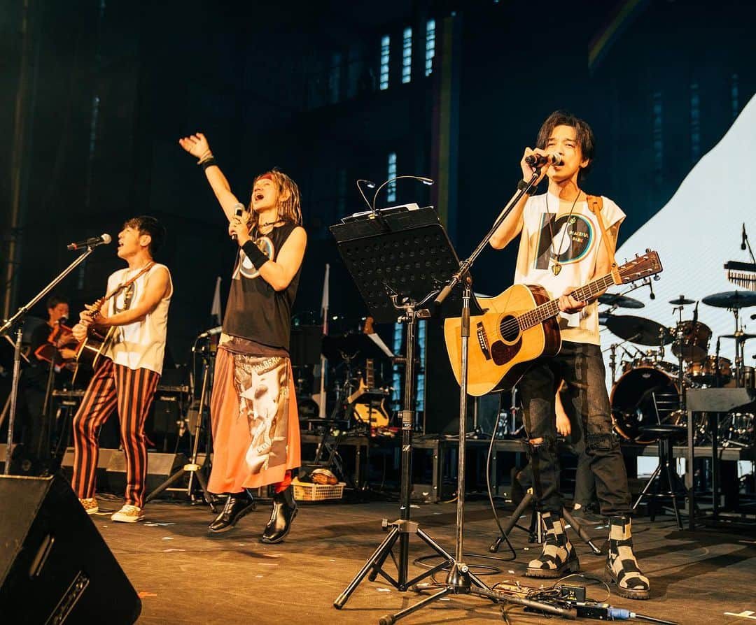 Rockon Social Clubのインスタグラム：「RSC APPにTHE ARUHI / すずのライブ写真を掲載しました♪  #rockonsocialclub  #PEACEFULPARK #成田昭次 #寺岡呼人 #岡本健一」