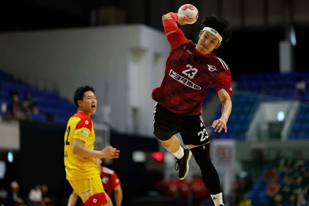 吉野樹のインスタグラム：「. JHL 第6.7戦 Match photo 📸  ９月のブレイクまであと2戦 チーム一つに戦いたいと思います💪🔥  photo by @tagucci42   #トヨタ車体 #トヨタ車体ブレイヴキングス  #handball #bauerfeind  #newera #asics  #soundmindsoundbody」