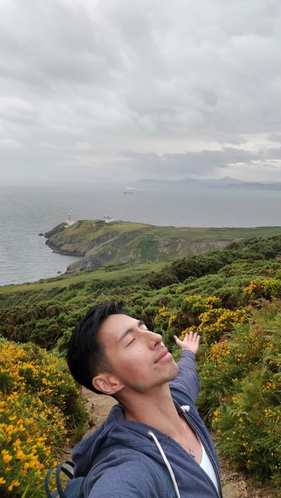 ジェレミー・テンのインスタグラム：「Howth Cliff Trail  x Cliffs of Moher   #Travel #Howth #Cliffs #CliffsofMoher #Ireland #Solo #Wanderlust #Hiking」