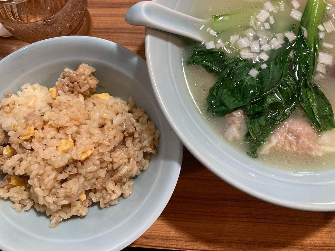 佐伯日菜子さんのインスタグラム写真 - (佐伯日菜子Instagram)「ワンタンスープとそぼろご飯にハッとした日。 こんなにおいしいって知らなかったよー ものすごい熱いからって監督がハンディファンを向けながら「これで冷まして」って言ったのかなり面白かったー 冷めませんよ。 #ワンタンスープ  #そぼろご飯  #美味しかった  #ありがとうございます  #ごちそうさまでした」8月15日 11時35分 - hinakosaeki