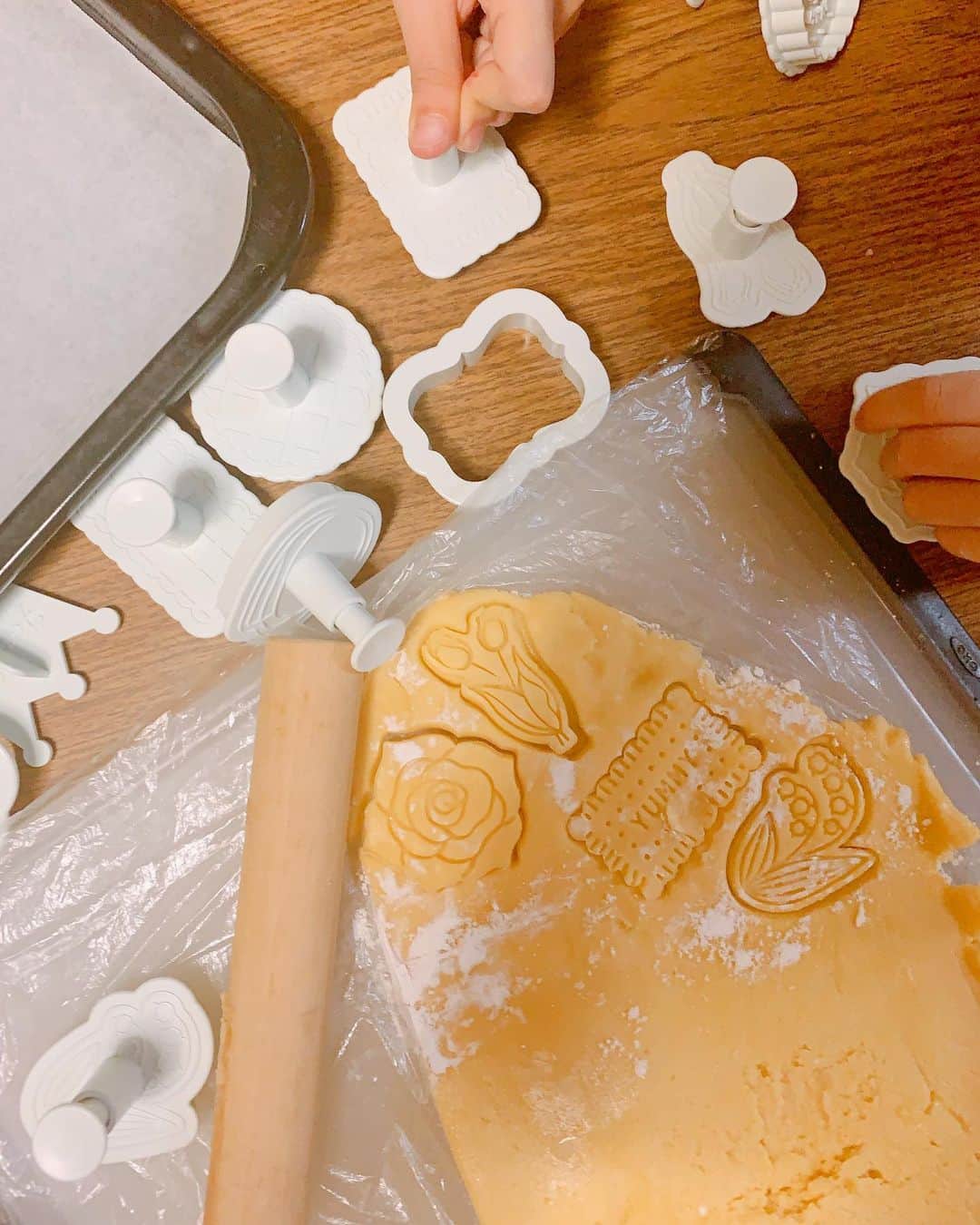 のインスタグラム：「可愛いクッキー型で、子供達とたくさんクッキーを焼きました♪ 失敗しても何度もやり直せるし、遊んだあとは美味しいクッキータイムがあります(^^) メッセージクッキーは気持ちが伝わります。  ついでに私の大好物、ほろ苦抹茶クッキーも焼きました。  #森崎友紀#料理#cooking#子供のおやつ#子供とクッキング#クッキー作り#サクサククッキー#メッセージクッキー#ほろ苦抹茶クッキー」