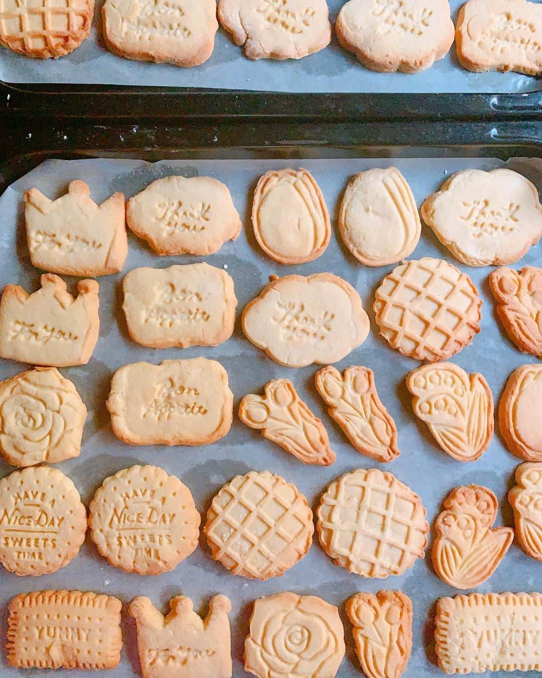 森崎友紀さんのインスタグラム写真 - (森崎友紀Instagram)「可愛いクッキー型で、子供達とたくさんクッキーを焼きました♪ 失敗しても何度もやり直せるし、遊んだあとは美味しいクッキータイムがあります(^^) メッセージクッキーは気持ちが伝わります。  ついでに私の大好物、ほろ苦抹茶クッキーも焼きました。  #森崎友紀#料理#cooking#子供のおやつ#子供とクッキング#クッキー作り#サクサククッキー#メッセージクッキー#ほろ苦抹茶クッキー」8月15日 11時38分 - morisakitchen