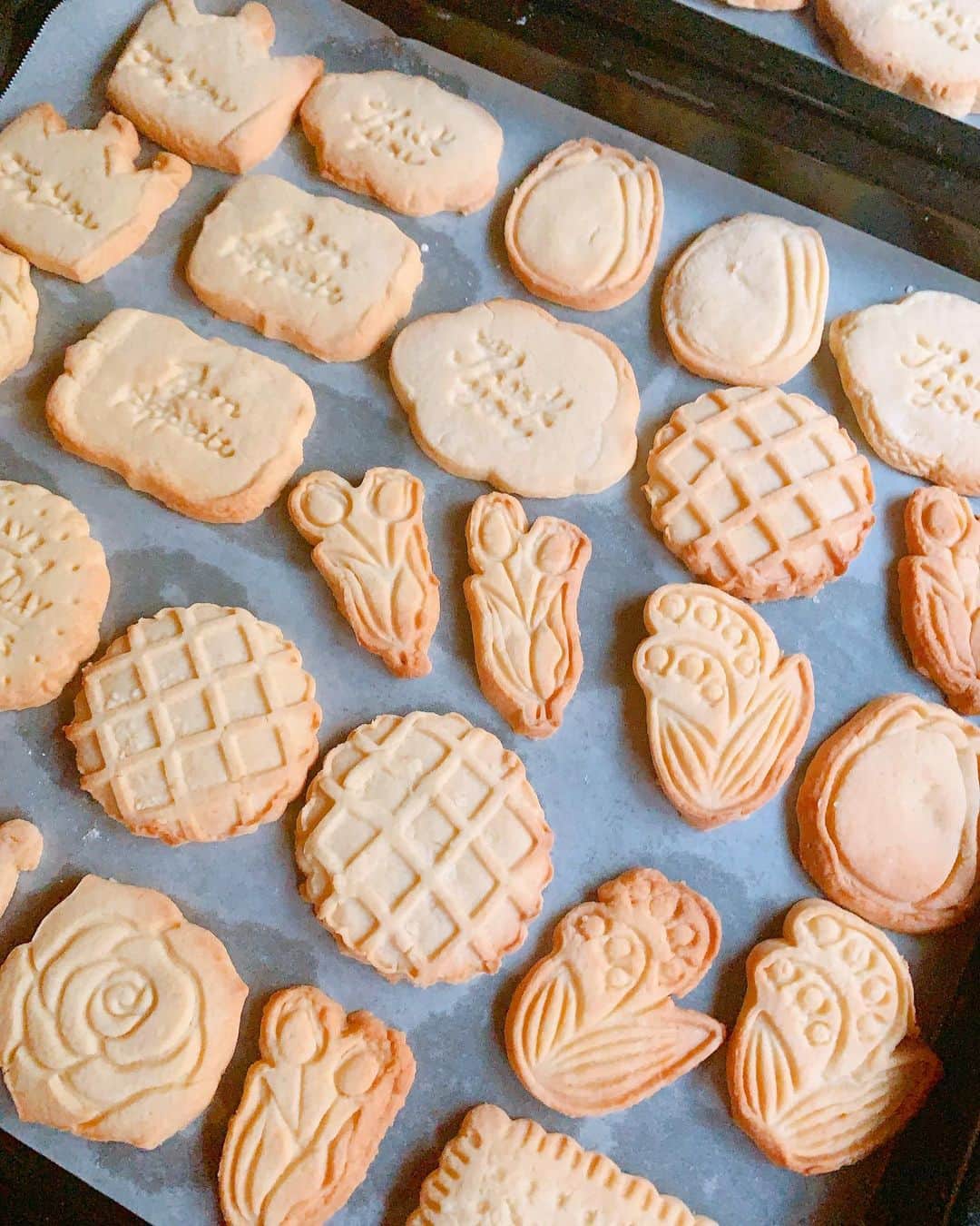 森崎友紀さんのインスタグラム写真 - (森崎友紀Instagram)「可愛いクッキー型で、子供達とたくさんクッキーを焼きました♪ 失敗しても何度もやり直せるし、遊んだあとは美味しいクッキータイムがあります(^^) メッセージクッキーは気持ちが伝わります。  ついでに私の大好物、ほろ苦抹茶クッキーも焼きました。  #森崎友紀#料理#cooking#子供のおやつ#子供とクッキング#クッキー作り#サクサククッキー#メッセージクッキー#ほろ苦抹茶クッキー」8月15日 11時38分 - morisakitchen