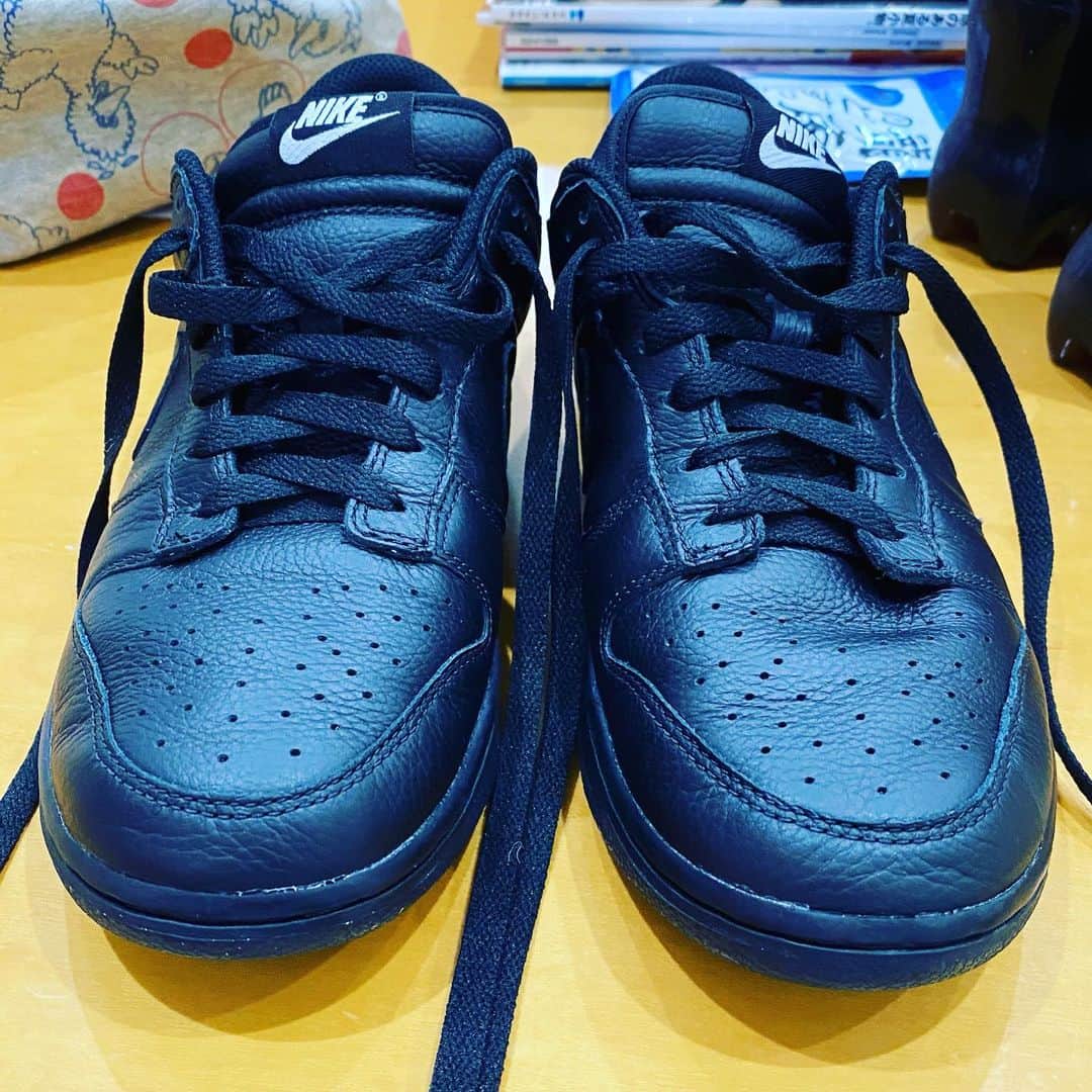 たちばな哲也さんのインスタグラム写真 - (たちばな哲也Instagram)「今日は朝からとある撮影で都内の某スタジオにてお仕事。  腰でお休み中に新たなドラム用のお靴をポチッとしてたのだな。  今回は"TECCHI"と名前を入れたのよなぁ。 色も何かと衣装との兼ね合いで真っ黒な仕様にさせていただきました。  真っ黒は地味だなぁ。 まあしゃーないけど^ ^  さあ、これでドカドカと叩きますか！  #NIKE  #DunkLow」8月15日 11時53分 - itecchi