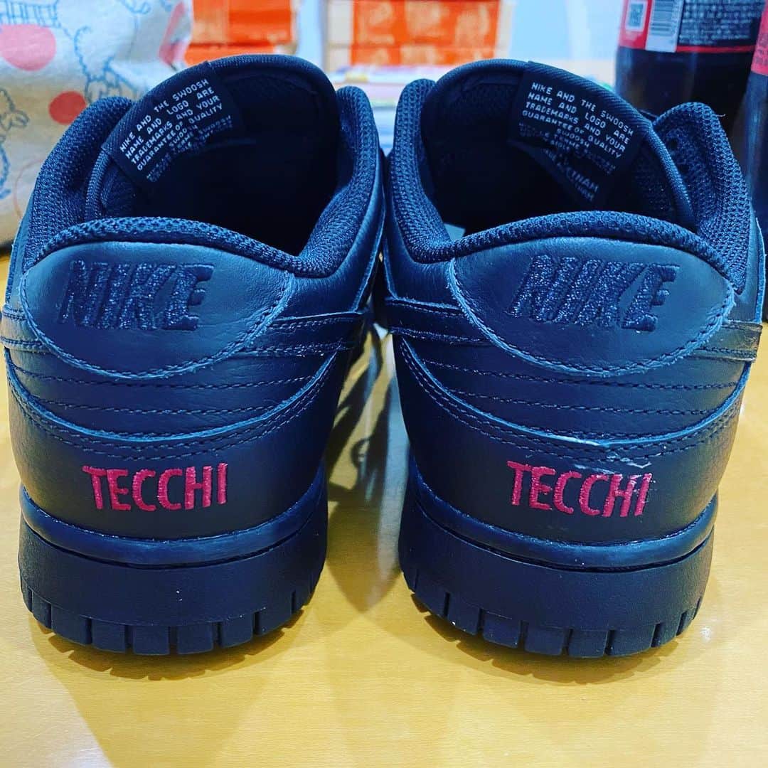 たちばな哲也さんのインスタグラム写真 - (たちばな哲也Instagram)「今日は朝からとある撮影で都内の某スタジオにてお仕事。  腰でお休み中に新たなドラム用のお靴をポチッとしてたのだな。  今回は"TECCHI"と名前を入れたのよなぁ。 色も何かと衣装との兼ね合いで真っ黒な仕様にさせていただきました。  真っ黒は地味だなぁ。 まあしゃーないけど^ ^  さあ、これでドカドカと叩きますか！  #NIKE  #DunkLow」8月15日 11時53分 - itecchi