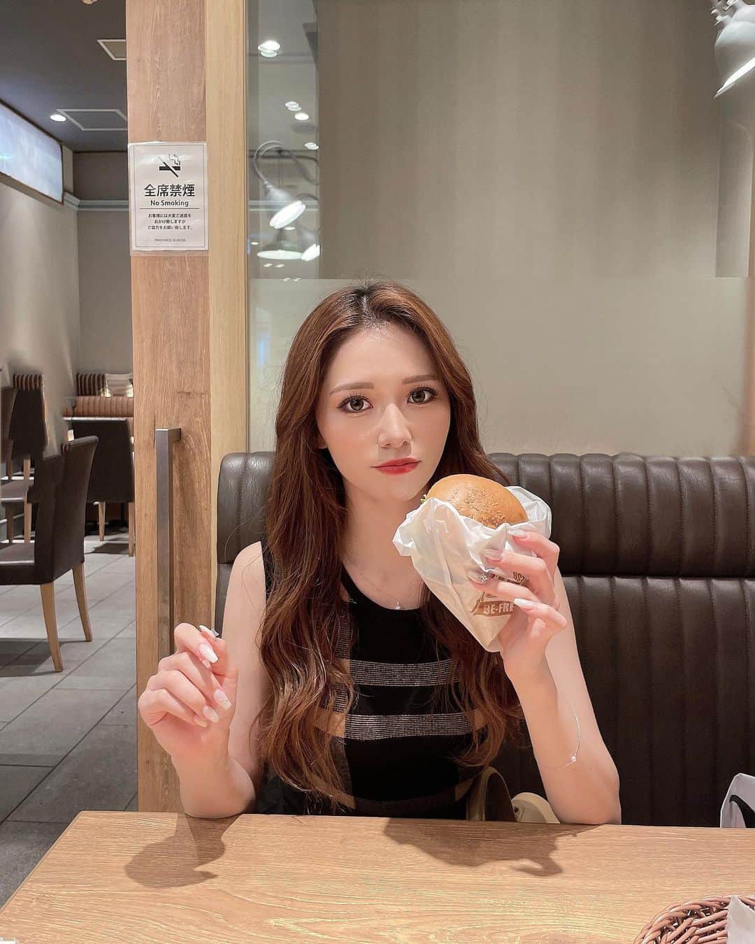 のインスタグラム：「.  昨日台風来る前にハンバーガー食べにいってきた🍔💞 この日着てるのも @adoine_official の 新作のアンサンブル🤍 夏はトップスだけ着てる🐶💞 チェック柄可愛すぎなの🥺  朝台風の風と雨が凄くて何回も起きてる人 多分沢山いるよね…笑 寝れなかった…🥲  兵庫でこれだけど 台風の地域大丈夫かな？😭 外出される方も気をつけてください😭🙏🏻」