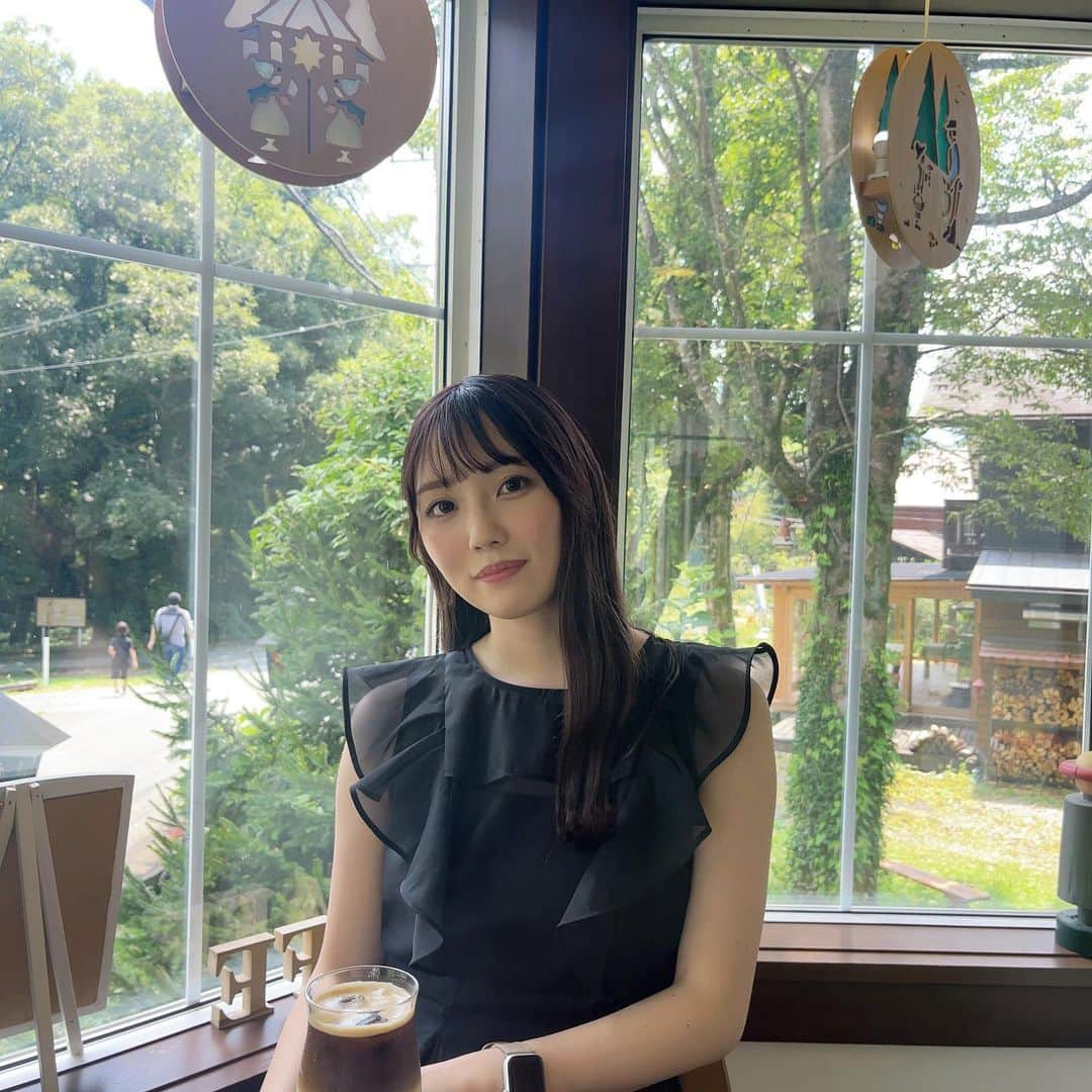 川平朱莉のインスタグラム：「熊本カフェ巡り☕️  偶然見かけたお店が可愛くて入ったら､友達オススメのカフェだった🥺🤍  #熊本カフェ#阿蘇カフェ#カフェ巡り #バームクーヘン#カフェラテ#お盆#帰省 #熊本#阿蘇#観光」