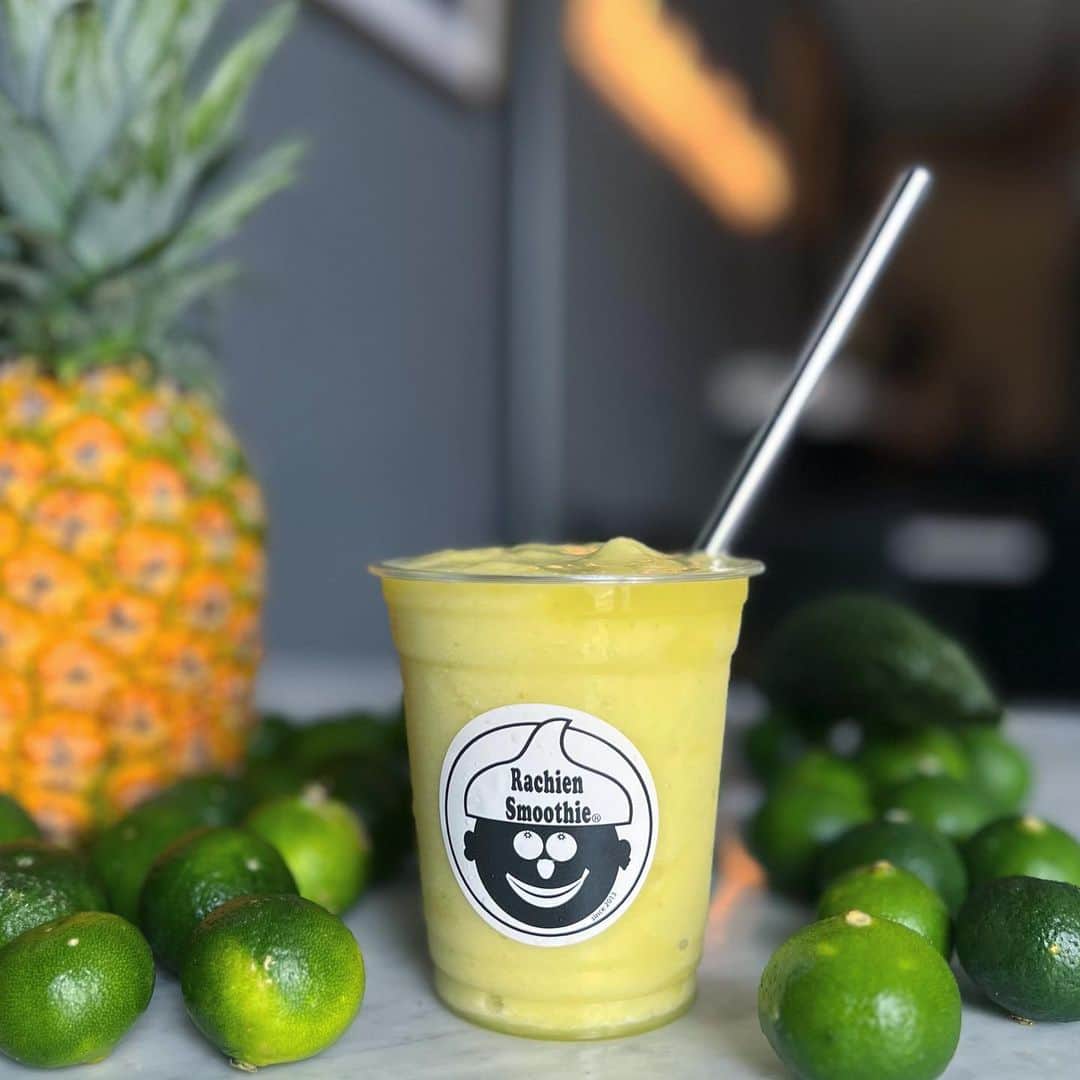 Rachien Smoothieのインスタグラム：「. . ☀️Haisai Smoothie ☀️  みんな大好きハイサイスムージー、いよいよ始まります！  数え切れないくらいのお客様に、  『今年はハイサイいつから？』  『ハイサイ楽しみ！』  『ハイサイまだですか？』  『ハイサイ飲みたーい！』...  と嬉しいお声がけをたくさん頂きました。  とにかく本当にファンが多いハイサイスムージー。  アルバイトスタッフも、もちろん私達もダイスキです💛  アスリートにも人気！  たっぷりパイナップルと沖縄のシークワーサーをココナッツウォーターでさっぱりと仕上げ、まさかのゴーヤが最高の仕事をしてくれます！  1年ぶりに作って飲んだけれど、やっぱり最高に美味しくて、これを考えた過去の自分を褒めたくなりました！  皆さんにも元気と幸せ、感じてほしいな！  そして、忙しい中シークワーサーを送ってくれた沖縄のmy best friend, Ayamiにも愛と感謝を💛  8/16(Wed)から販売です。」