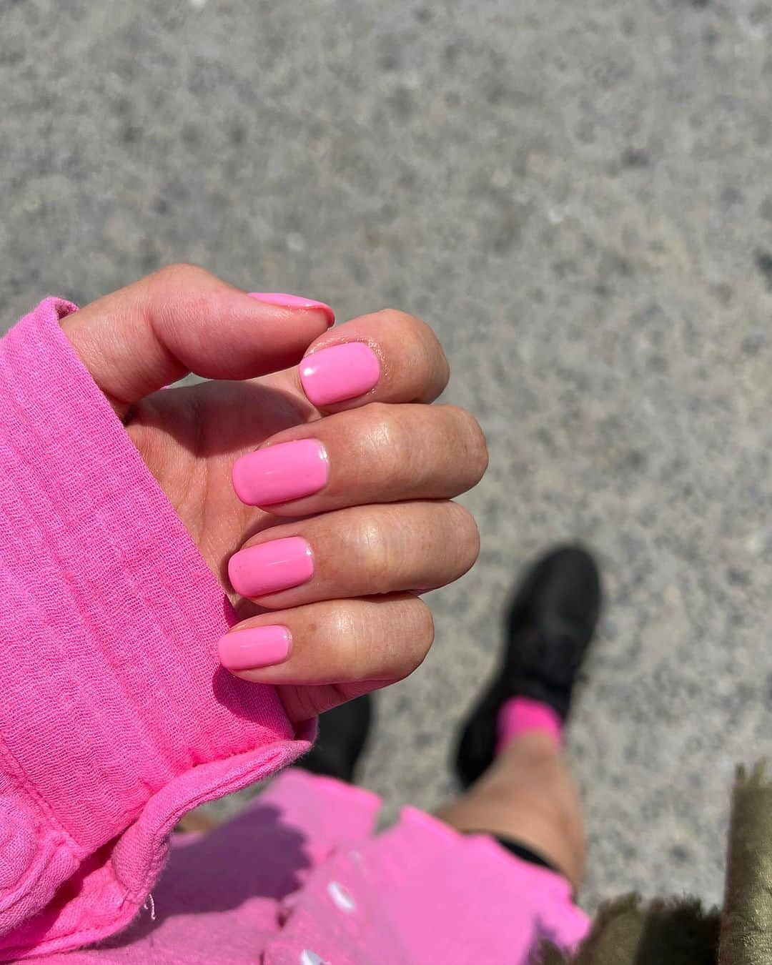 澤山璃奈のインスタグラム：「pink mood💖  ①NYに来てから初ジェル💅  赤にするつもりだったけど、夏だし最近PINKな気分だったからこの日初おろしのシャツとおんなじ色に🎀  アメリカのジェルネイルはマニキュアみたいな感じで厚さも薄めで仕上がりも早いし、値段も安め(今回はチップ込みで45ドルくらい)だから気軽に出来て良いかも👍🏽  ②世界中の物がわりと何でも手に入るNY、紀伊國屋で私が一番好きな絵本を見つけたよ🦁💓 せつないけど優しさと愛を感じられて、大人になった今もずっと忘れられないお話し🥹 読んだことない人は是非いつか読んでみてほしいな💕  ③.④夏休みシーズンのNY、この一年で一番人が多くて賑やか！🌻  私にとって夏のNYは今年が初めてだから新鮮な事がいっぱい☀️  日差しは強いけど、日本比べて湿度が低いから顔が全然ベタつかないしすごく過ごしやすい😎  NYの冬は色んなところで⛸️出来るから嬉しいけど、やっぱり夏の開放感は最高です👍🏽✨  🗽　#sawarina_ny   #海外移住 #アメリカ移住 #NY移住 #アメリカ生活 #NY生活 #NY #NYC #nylife #nyphoto #NYbucketlist」
