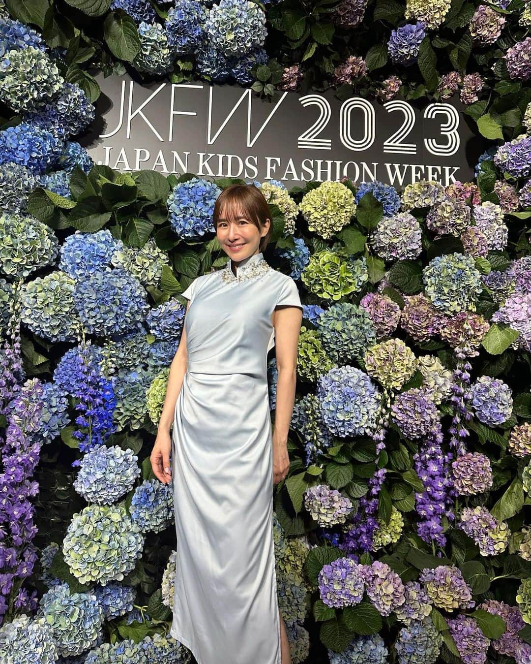 山川恵里佳のインスタグラム：「@japankidsfashionweek   今年もMCやらせていただきました🎤  子供達が目標に向かって努力する姿 キラキラとステージに立つ姿 嬉しい思いも悔しい思いもみんなの宝物ですね！  支えるご家族の皆さまもお疲れさまでした✴︎  ジャパンキッズファッションウィーク2023 ありがとうございました♡  #jkfw #jkfw2023」