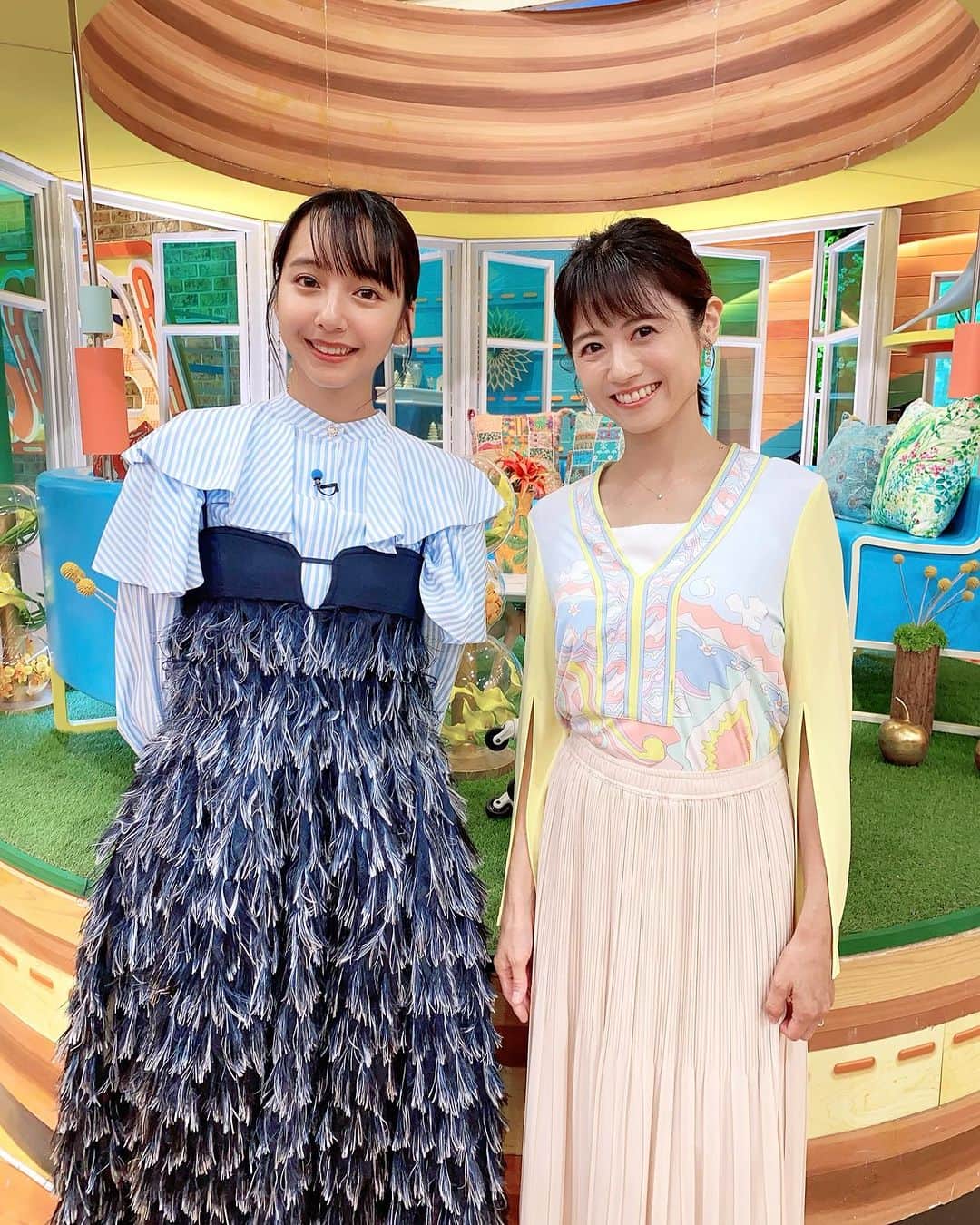 のインスタグラム：「ひるおび生放送🌺  @suzu____chan とご一緒でした💗 とっても可愛いすずちゃん🫶  同じ関西ご出身なので 地元話したかったな〜🥰  ワンピース @leonardparis  パンプス @sesto_shoes   #ひるおび #山之内すず ちゃん」