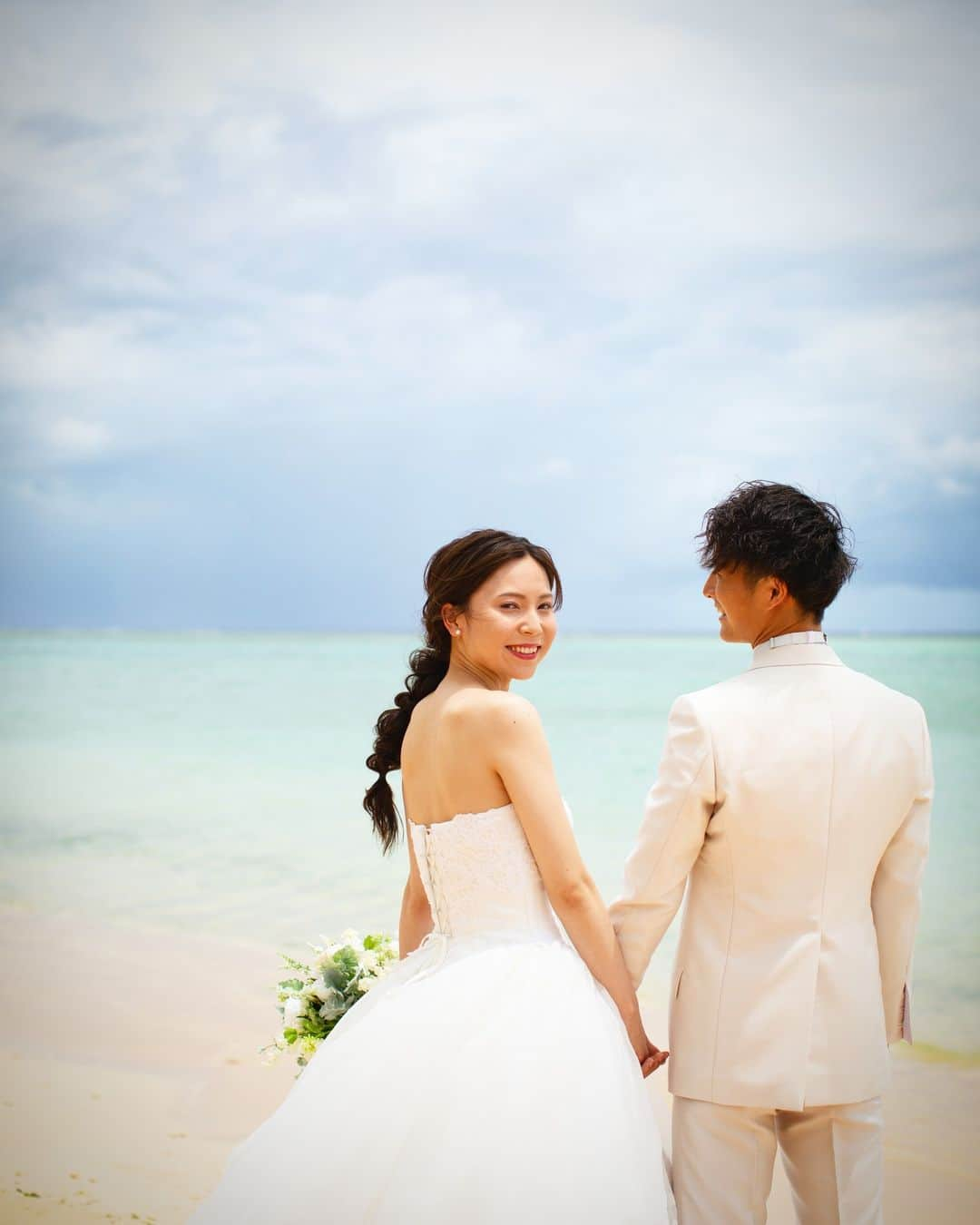 Watabe Weddingのインスタグラム：「リゾートウェディングといえばビーチフォト!! Beach Photo Plan @ Tumon Beach  Hair Make : Yumi Photo : Kyoko / Yphoto Studio  #guam #wedding  #beach  #beachphotography  #resort  #resortwedding #guamwedding #watabewedding #guam #picoftheday  #instagram  #instapic  #nofilter  #2023夏婚  #プレ花嫁  #2023bride  #海外挙式 #ビーチフォト  #ワタベウェディング  #グアム  #海外挙式」