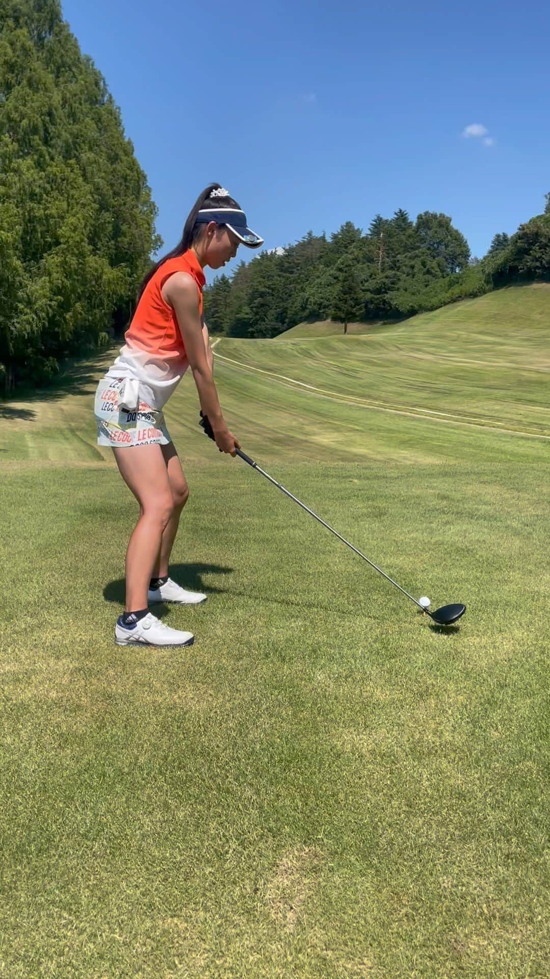 佐藤逸香のインスタグラム：「先日のパパゴルフ⛳️  最終ホールでやっと上手くいった🏌️‍♀️🙌  ノースリーブで肩だけ日焼け止め塗れてなくて一部黒焦げになった😇  #ゴルフ #ゴルフ女子  #adidasgolf #mizuno #PING #asics #SRIXON #taylormadegolf #Paradiso #TaylorMade #munsingwear #descent #lecoq #スポーツ大好き #スポーツ女子」