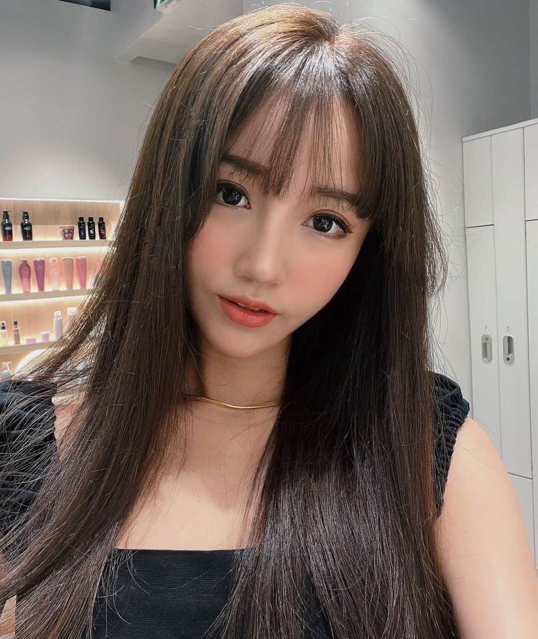 BABIのインスタグラム：「光によっては暗くて光によっては明るいの👸」