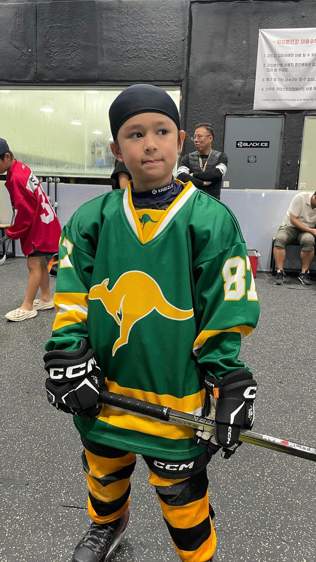 チョン・テオ（ウィリアム・ハミントン）のインスタグラム：「Repping @icehockeyaus today! A few more years till he gets the call up. But getting ready for it」