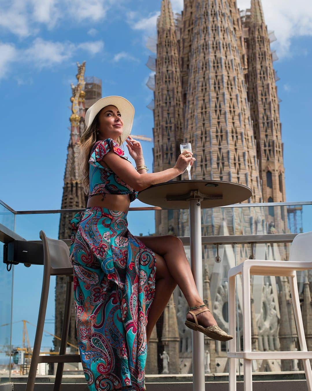 アリサ・ラモスのインスタグラム：「Sagrada Familia photo spots without crowds (Part 1): Terraza Ayre Rosselló! Save this post to remember that later!  Also remember, you MUST make a reservation, and they are strict about it thank universe otherwise it would get super crowded and no one would get this pic!  Go to the website of Sercotel Rosellón on a Monday to make the rez, and make sure it’s for the terrace.  I went at 4pm on a Monday, made the reservation on my phone as I walked up, and was still able to get in somehow, and there were only about 8 other people up there even though there were like 800 down below!  Big thanks to my amazing Ukrainian photographer @photo_akoval for these pics! If you come to Barcelona and want to get some incredible photos, please send her a message!  Also, did you know that I added a Sagrada Familia image to my Bucketlist tattoo arm because one of my life goals since I was 20 was to live in Barcelona? ✔️ (still working on buying a place, but I’ve come here for 2-3 months each year for the last 5 years and plan on having a permanent base here!)  Anyone else love Barcelona as much as I do??  #barcelona #sagradafamilia #mylifesatravelmovie #solotravel #solofemaletravel #europeansummer #spain」