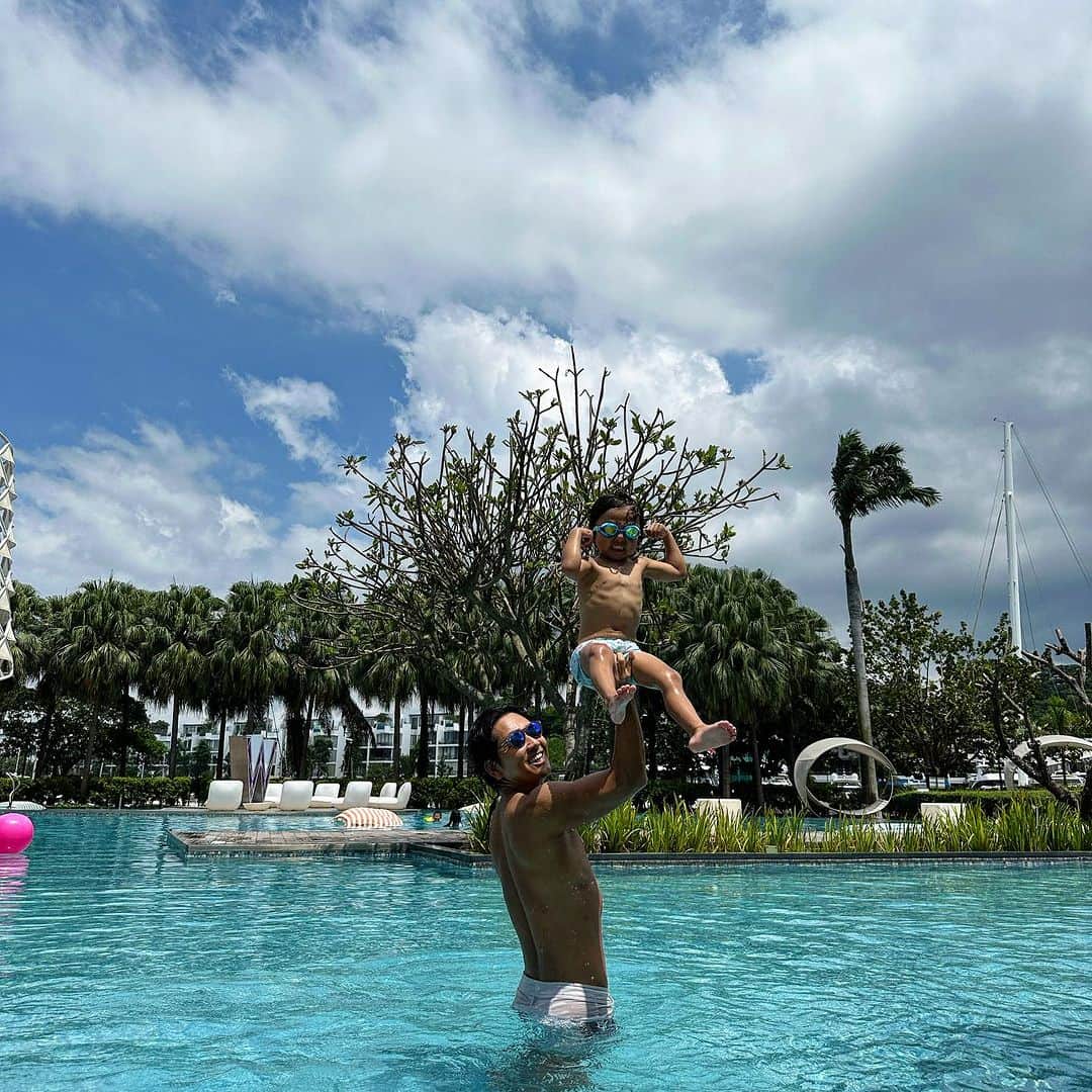 嵜本将光 さんのインスタグラム写真 - (嵜本将光 Instagram)「息子と遊んで筋肉痛w  #singapore #singaporetrip  #pool #pooltime」8月15日 12時23分 - masamitsu_sakimoto