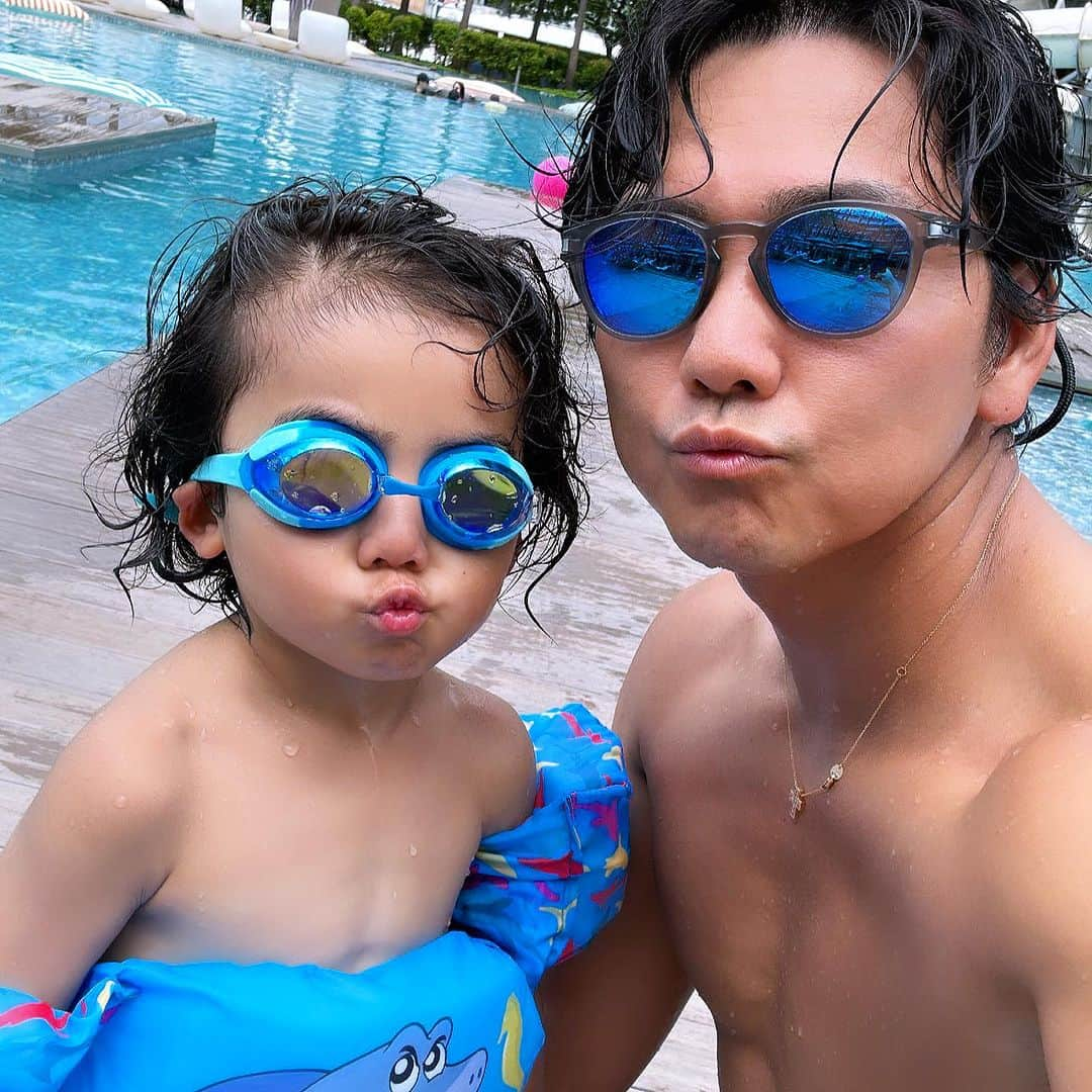 嵜本将光 さんのインスタグラム写真 - (嵜本将光 Instagram)「息子と遊んで筋肉痛w  #singapore #singaporetrip  #pool #pooltime」8月15日 12時23分 - masamitsu_sakimoto