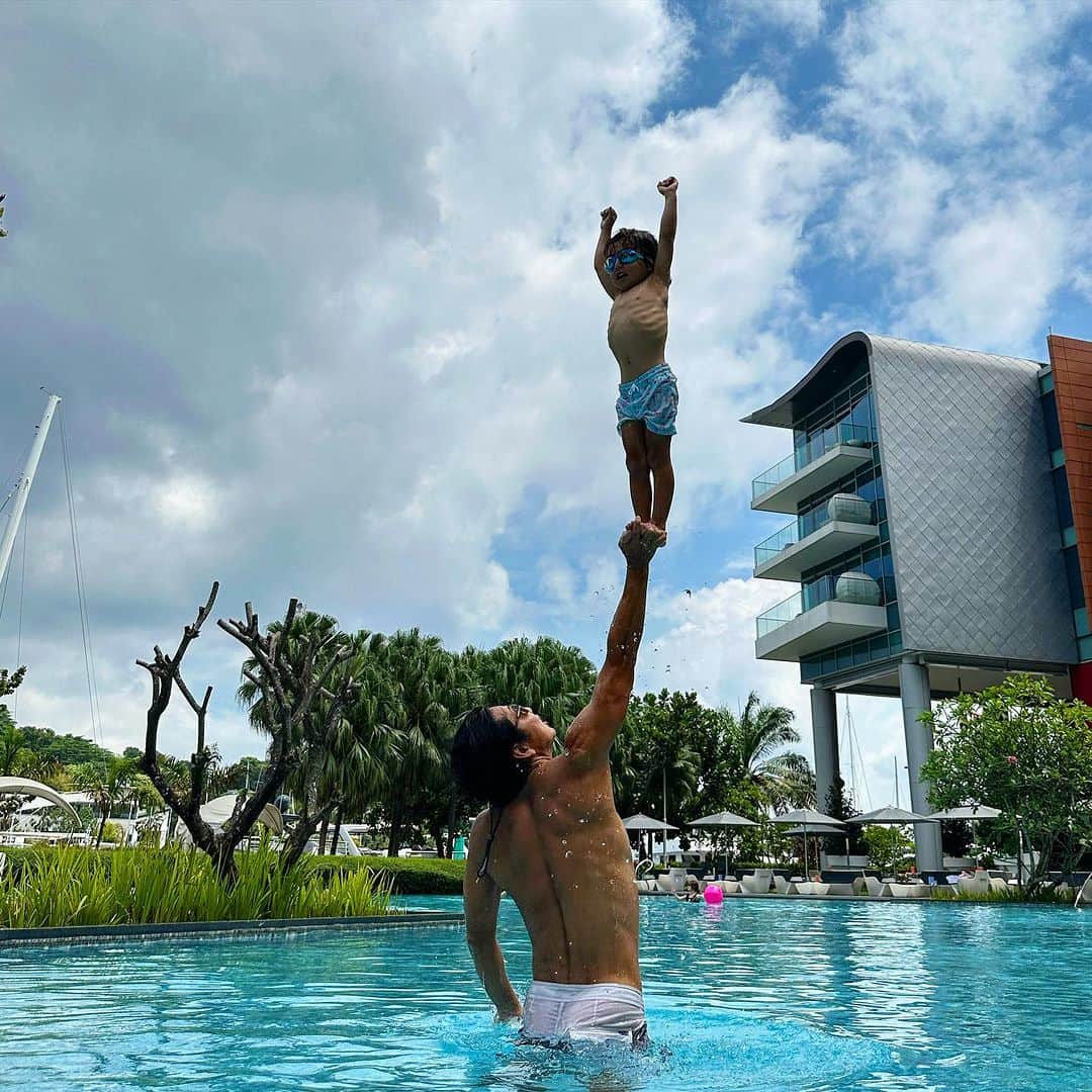 嵜本将光 さんのインスタグラム写真 - (嵜本将光 Instagram)「息子と遊んで筋肉痛w  #singapore #singaporetrip  #pool #pooltime」8月15日 12時23分 - masamitsu_sakimoto